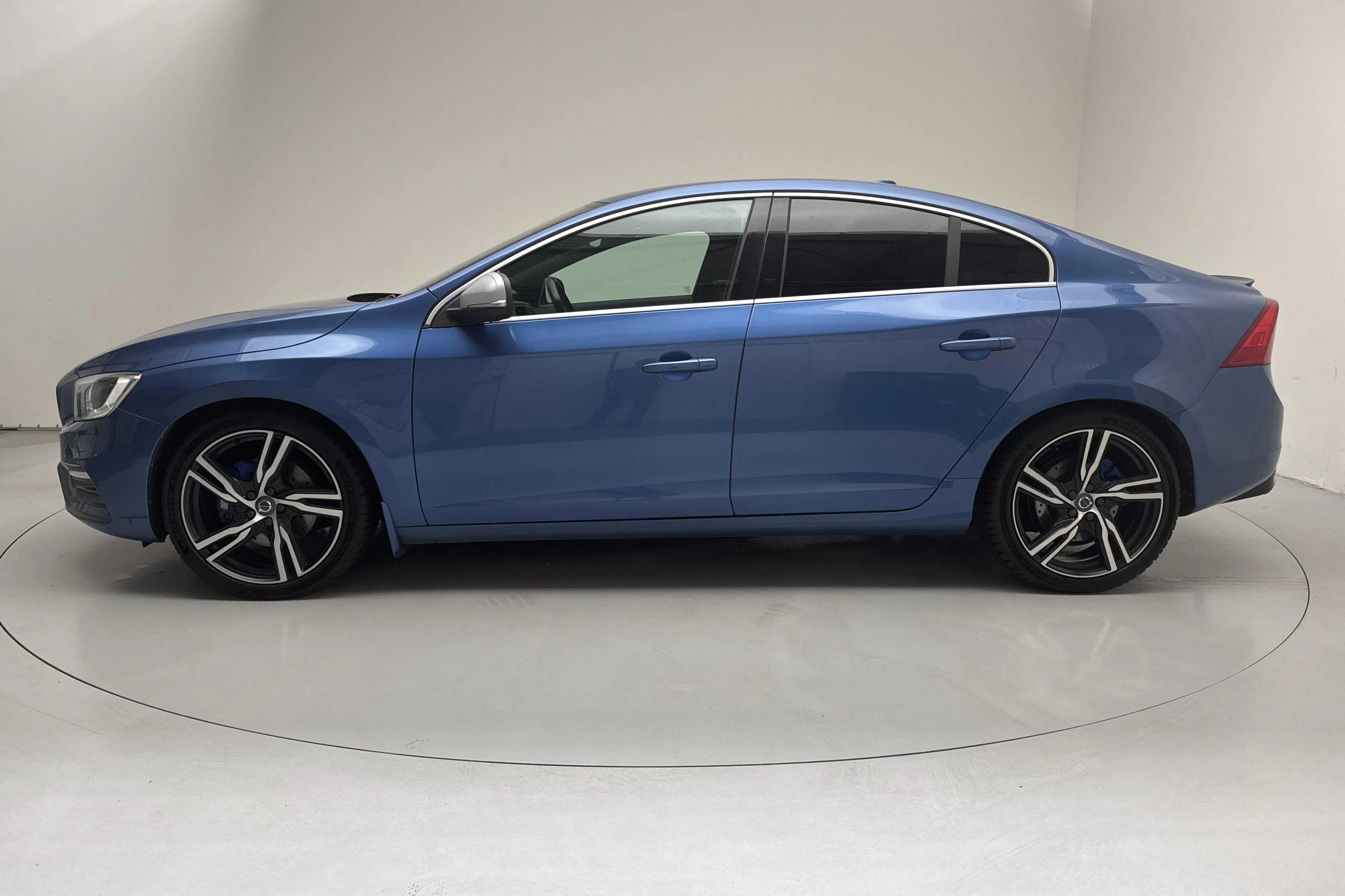 Presentationsfoto 2 av 17: Volvo S60 T6 AWD (310hk) - 14 168 mil - Automat - blå - 2017
