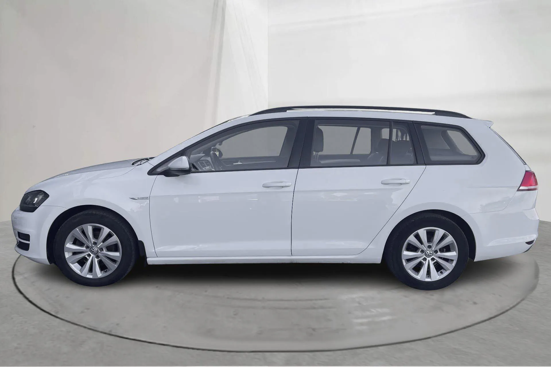 Presentationsfoto 2 av 17: VW Golf VII 1.4 TGI BlueMotion Sportscombi (110hk) - 22 706 mil - Automat - vit - 2016