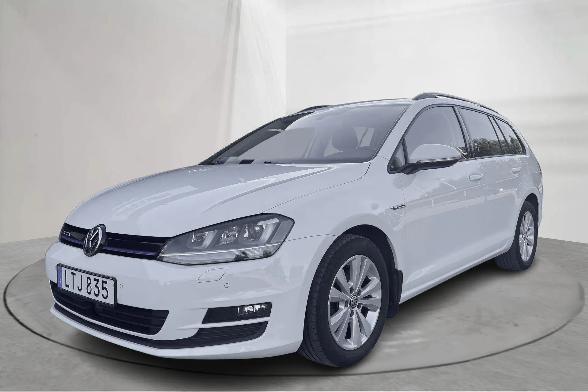 Presentationsfoto 1 av 17: VW Golf VII 1.4 TGI BlueMotion Sportscombi (110hk) - 22 706 mil - Automat - vit - 2016