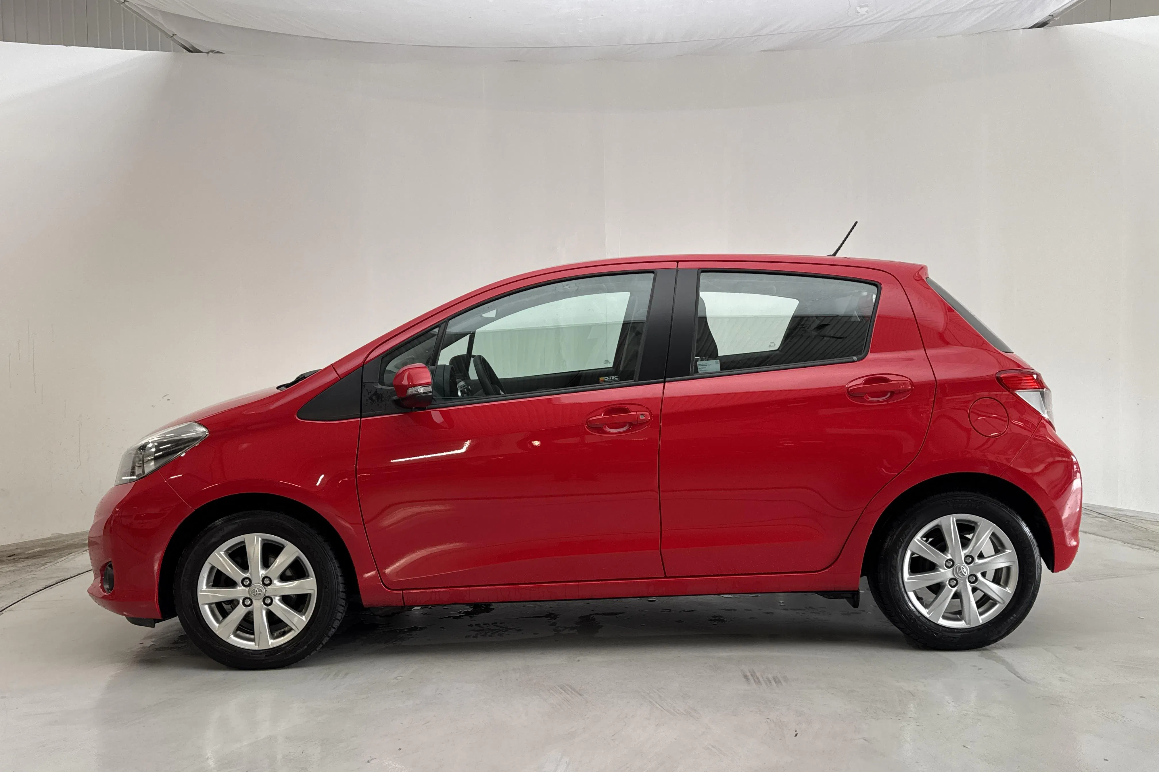 Presentationsfoto 2 av 13: Toyota Yaris 1.33 5dr (100hk) - 4 549 mil - Manuell - röd - 2012