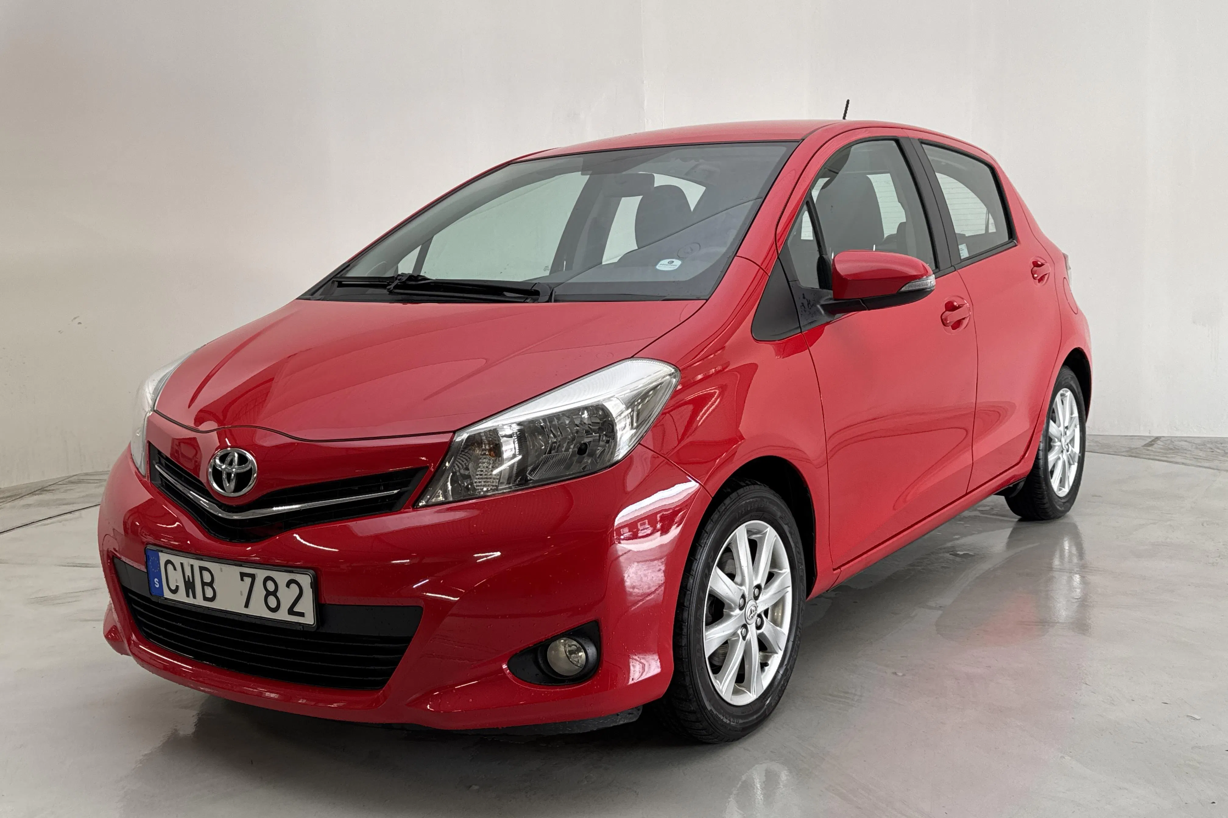 Presentationsfoto 1 av 13: Toyota Yaris 1.33 5dr (100hk) - 4 549 mil - Manuell - röd - 2012