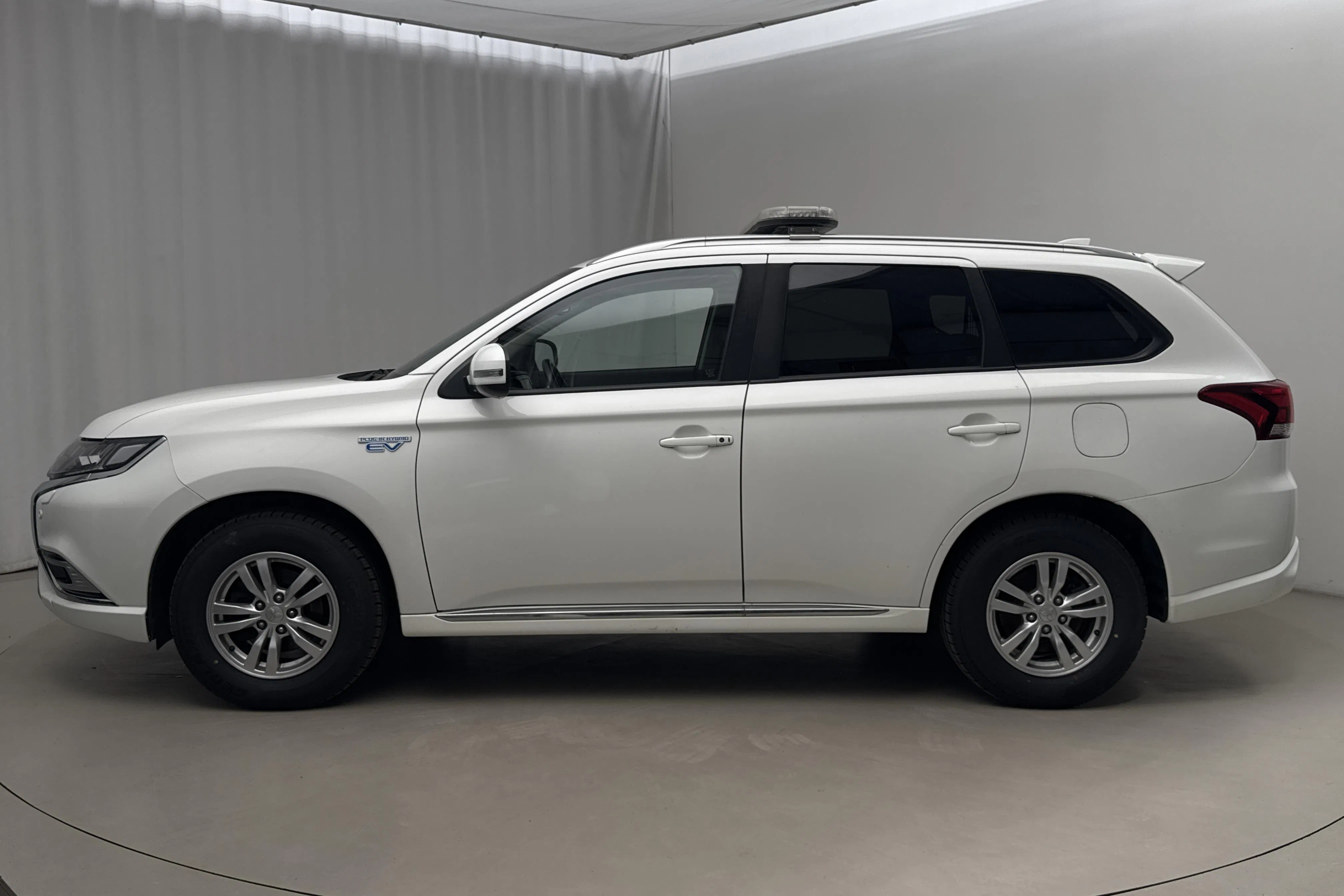 Presentationsfoto 2 av 18: Mitsubishi Outlander 2.4 Plug-in Hybrid 4WD (136hk) - 10 227 mil - Automat - vit - 2019