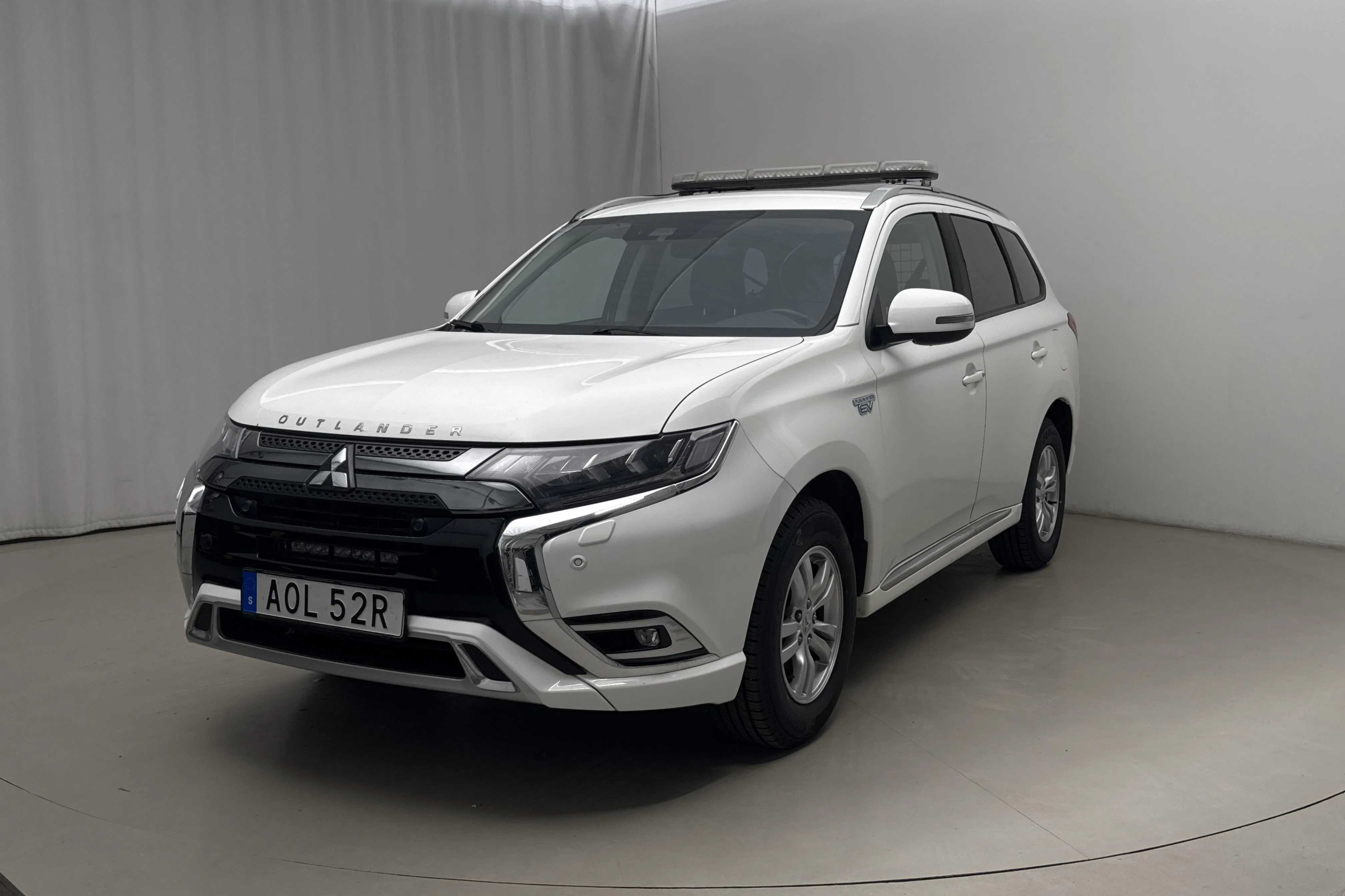 Presentationsfoto 1 av 18: Mitsubishi Outlander 2.4 Plug-in Hybrid 4WD (136hk) - 10 227 mil - Automat - vit - 2019