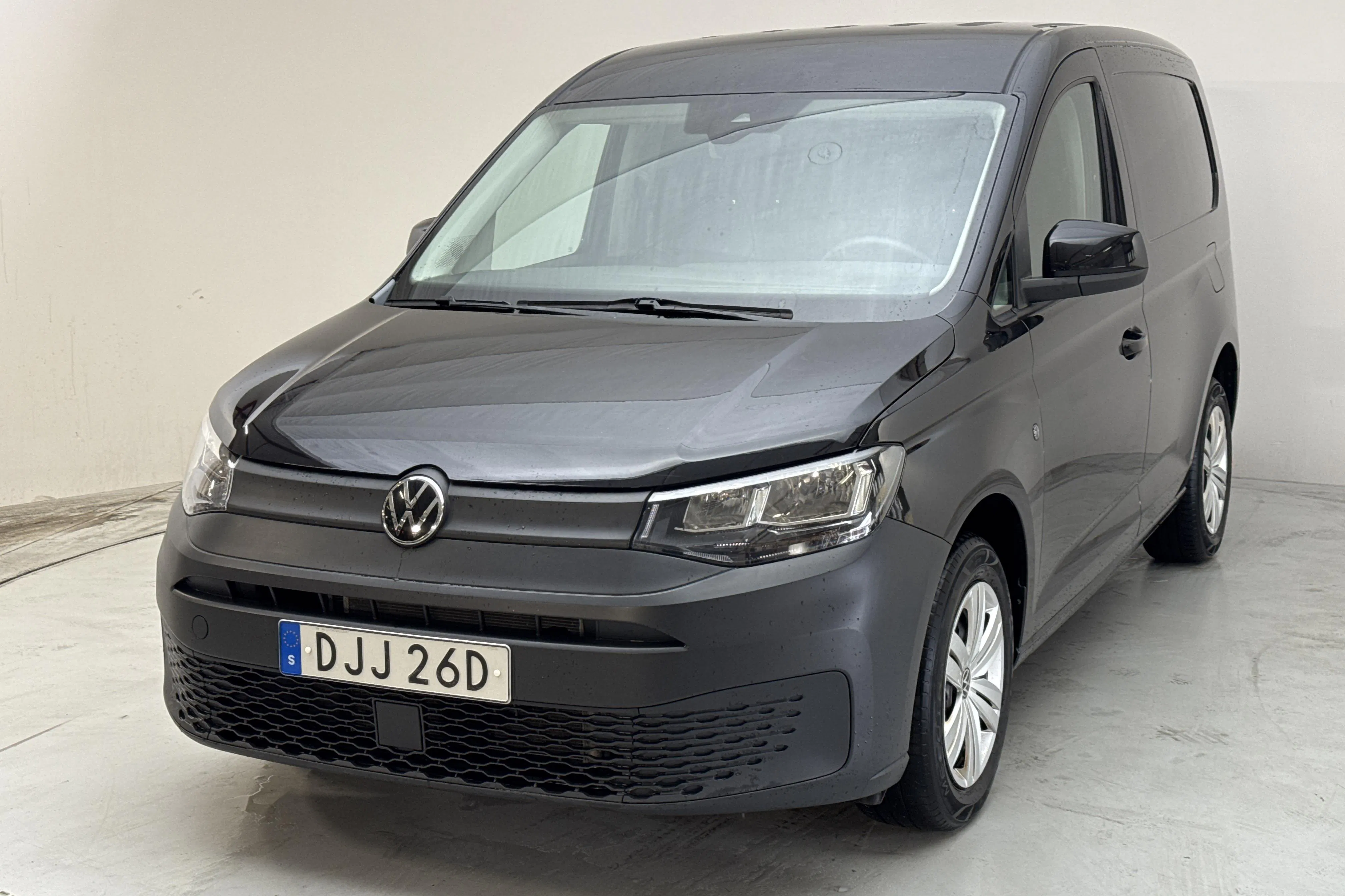 Presentationsfoto 1 av 10: VW Caddy Cargo 2.0 TDI Skåp (75hk) - 7 801 mil - Manuell - svart - 2021