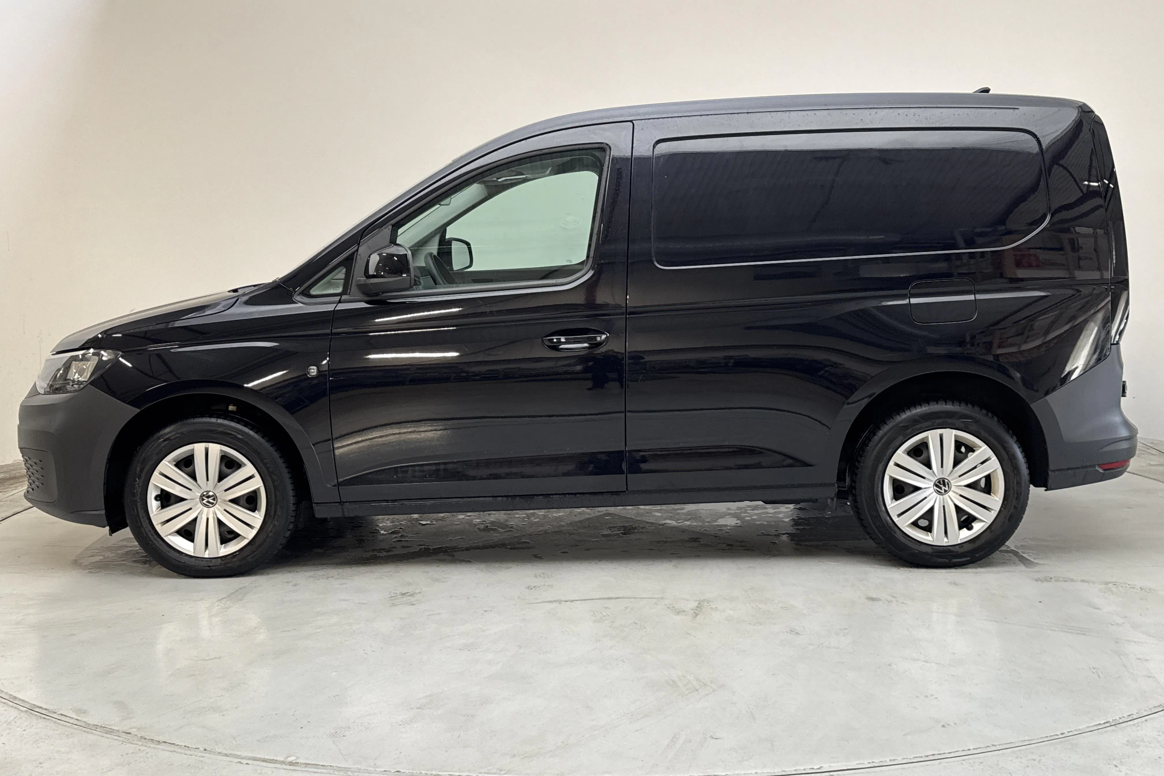 Presentationsfoto 2 av 10: VW Caddy Cargo 2.0 TDI Skåp (75hk) - 7 801 mil - Manuell - svart - 2021