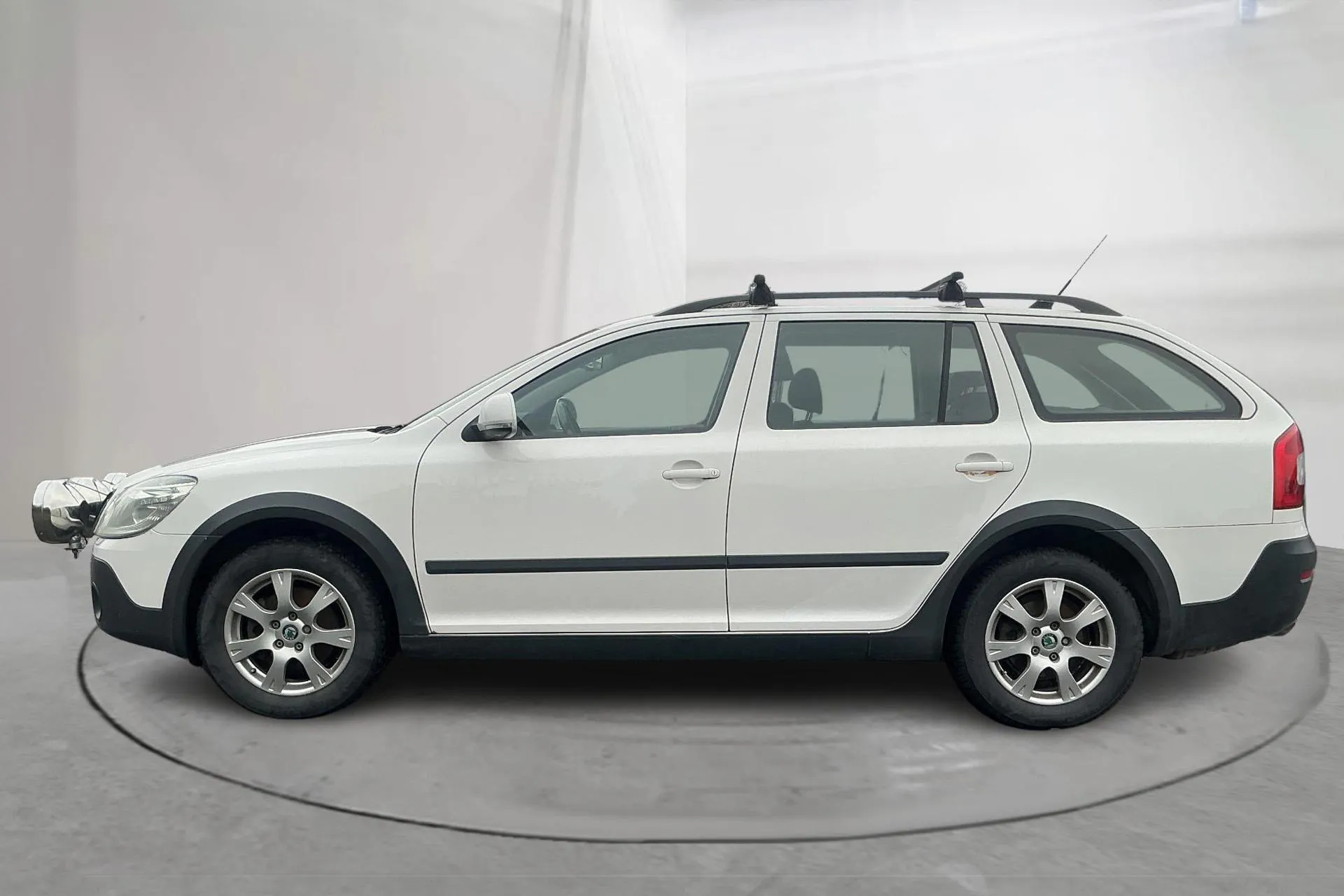 Presentationsfoto 2 av 14: Skoda Octavia Scout II 2.0 TDI 4X4 (140hk) - 19 910 mil - Manuell - vit - 2013