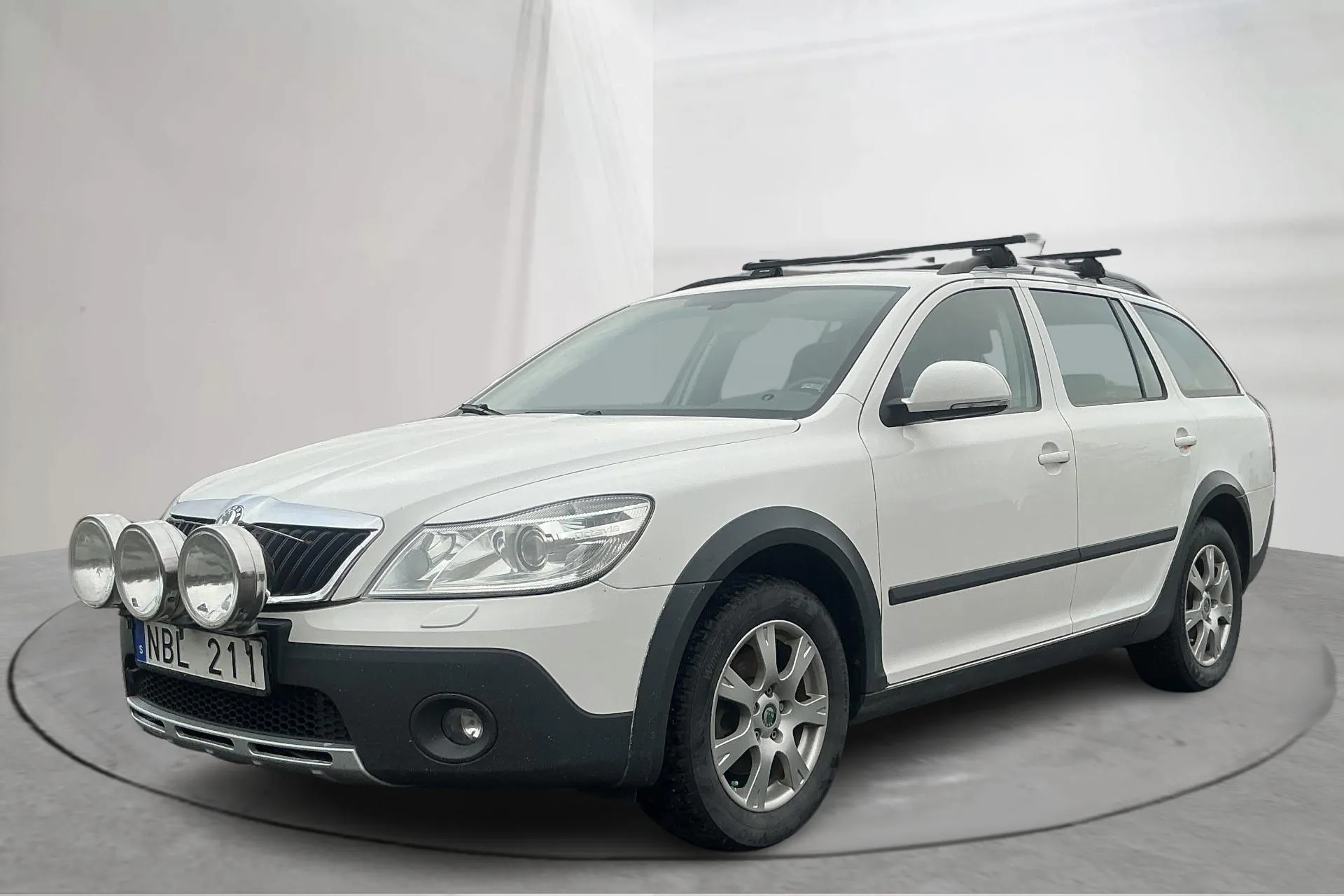 Presentationsfoto 1 av 14: Skoda Octavia Scout II 2.0 TDI 4X4 (140hk) - 19 910 mil - Manuell - vit - 2013