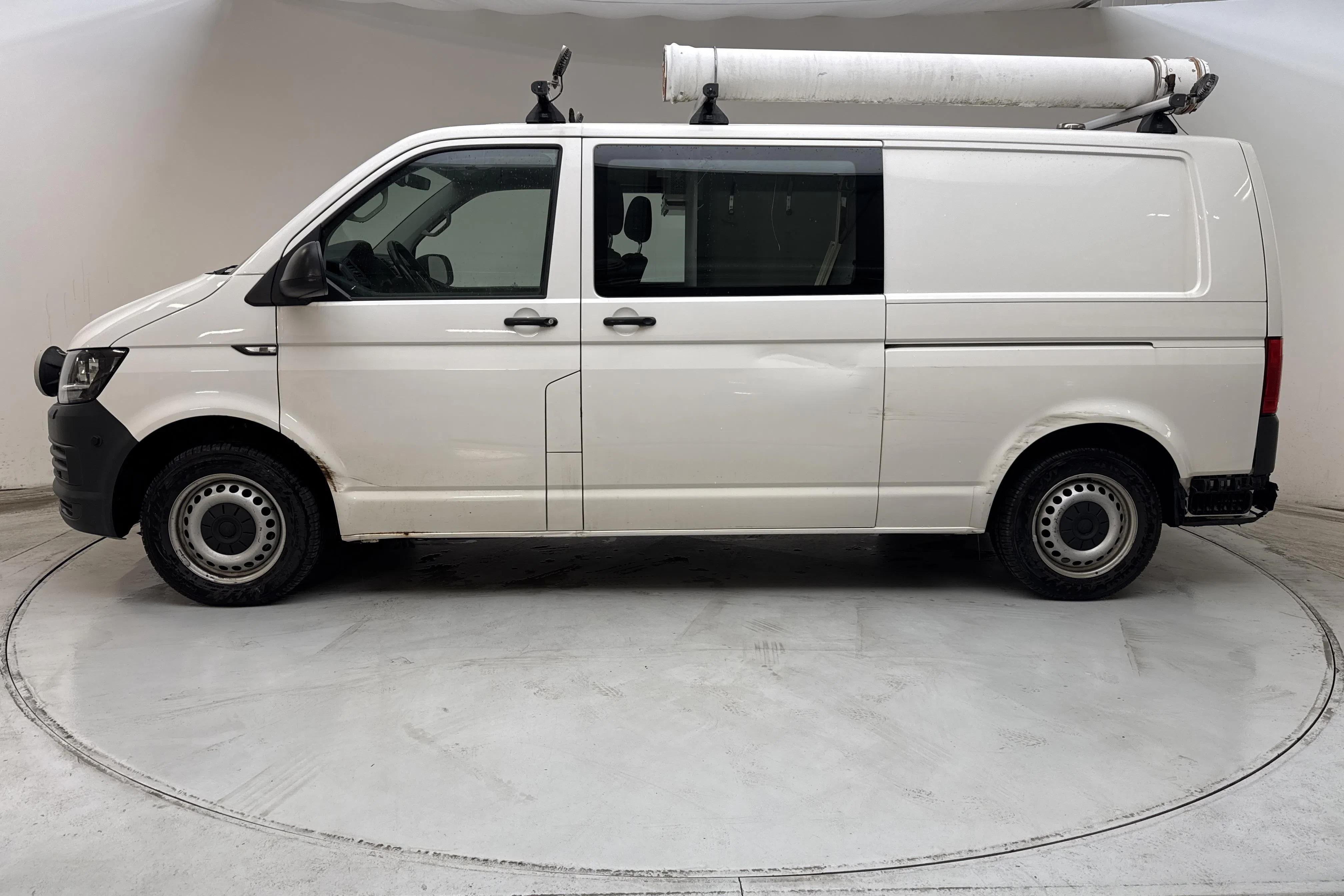 Presentationsfoto 2 av 13: VW Transporter T6 2.0 TDI BMT Skåp 4MOTION (150hk) - 20 474 mil - Manuell - vit - 2019