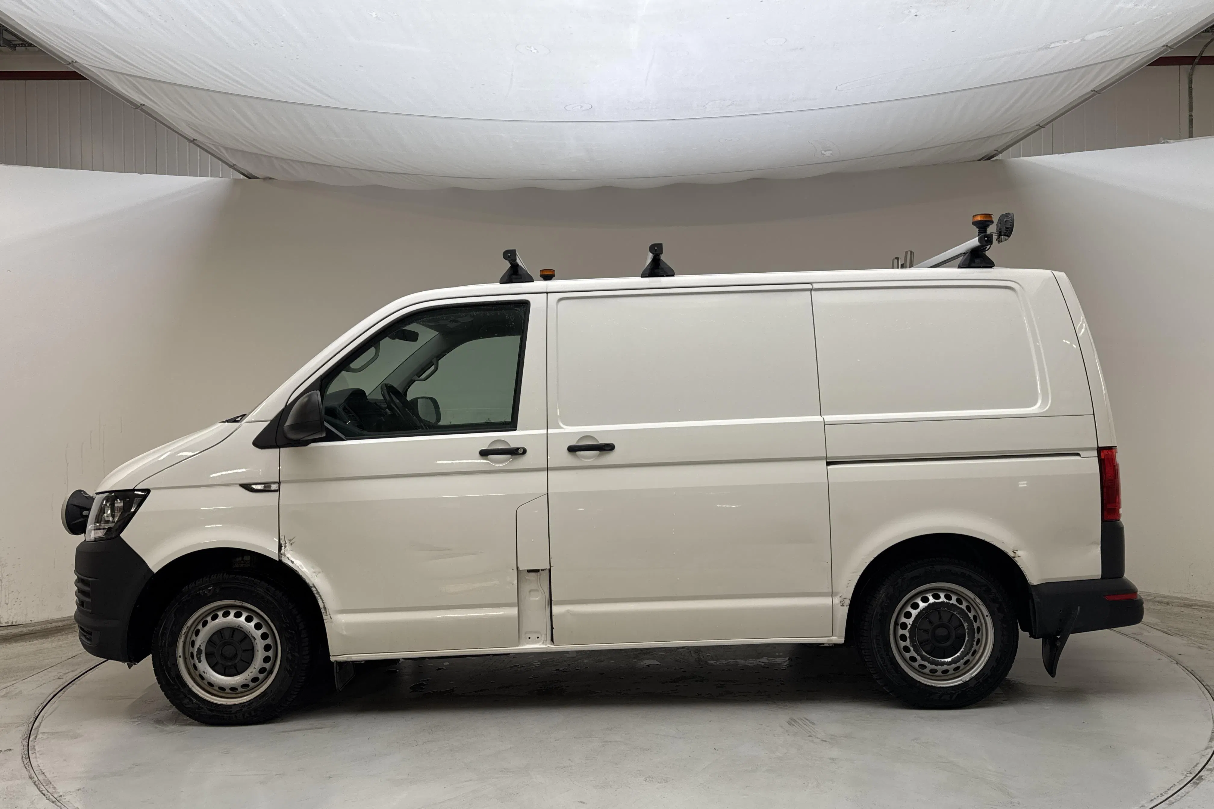 Presentation photo 2 of 13: VW Transporter T6 2.0 TDI BMT Skåp (150hk) - 128 380 km - Manual - white - 2018
