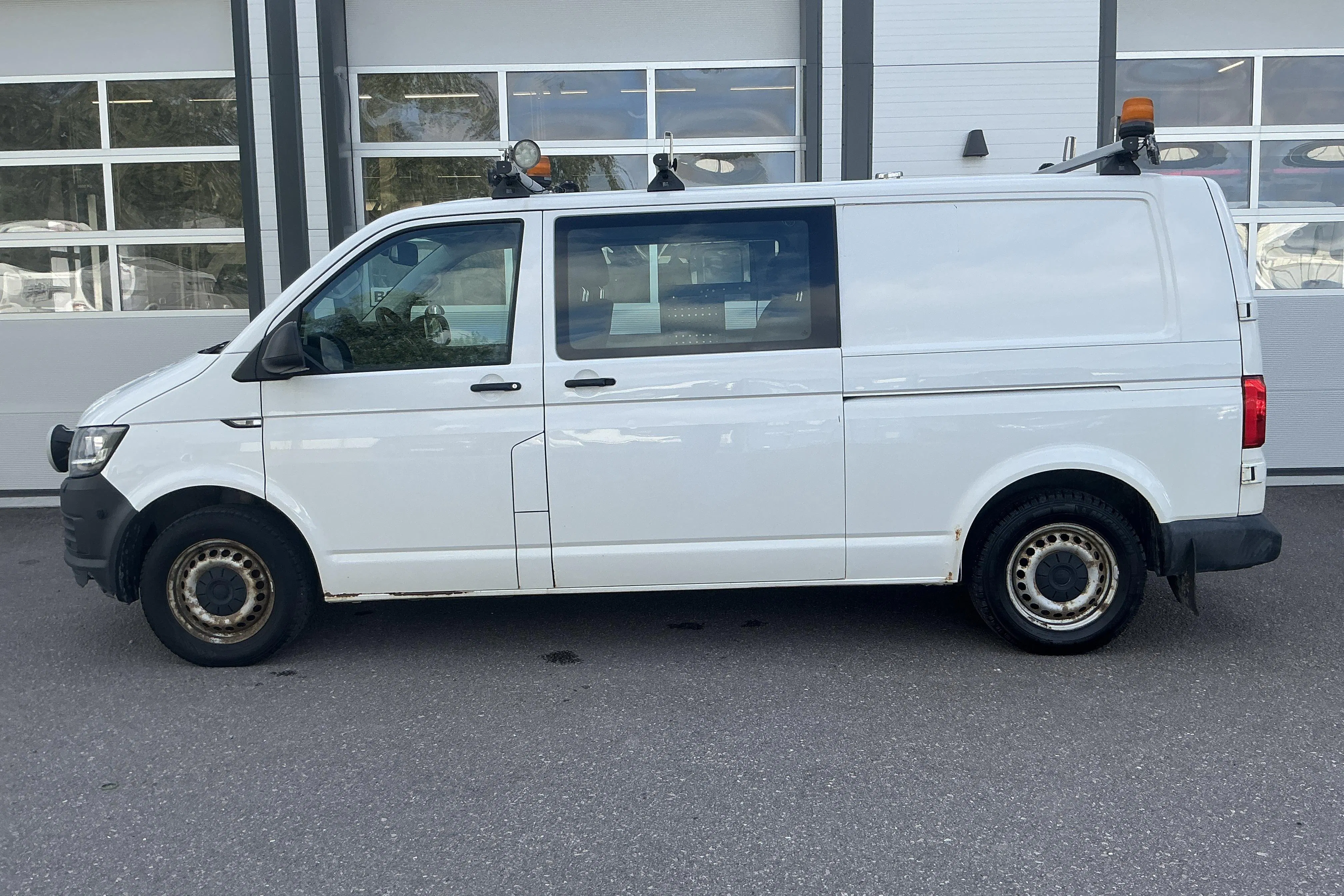 Presentationsfoto 2 av 16: VW Transporter T6 2.0 TDI BMT Skåp 4MOTION (150hk) - 26 196 mil - Manuell - vit - 2018