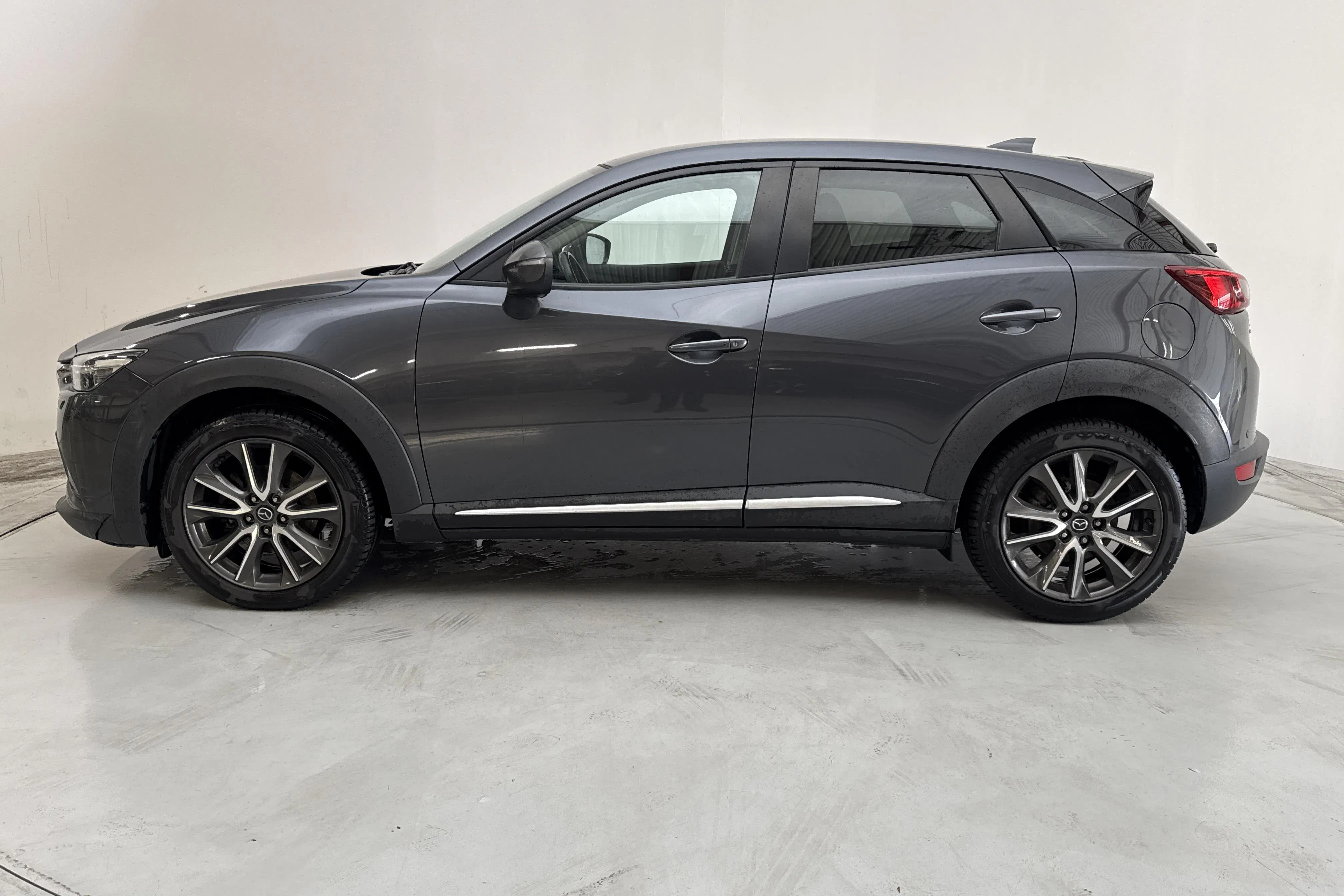 Presentationsfoto 2 av 14: Mazda CX-3 1.5 DE AWD (105hk) - 23 752 mil - Automat - grå - 2016
