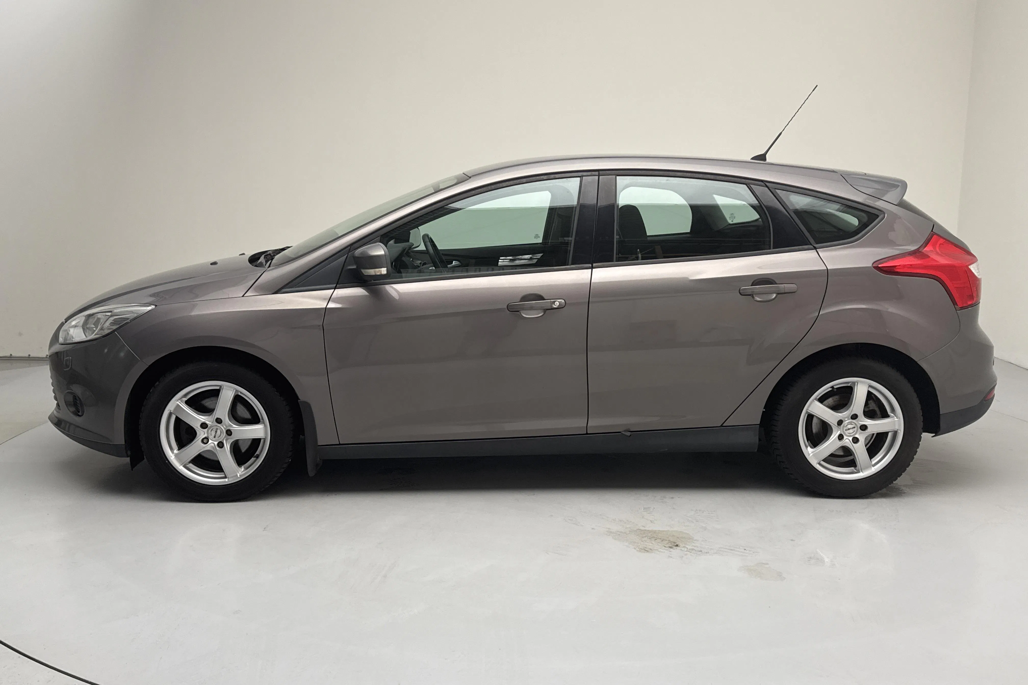 Presentationsfoto 2 av 11: Ford Focus 1.6 Ti-VCT Flexifuel 5dr (120hk) - 9 667 mil - Manuell - brun - 2012