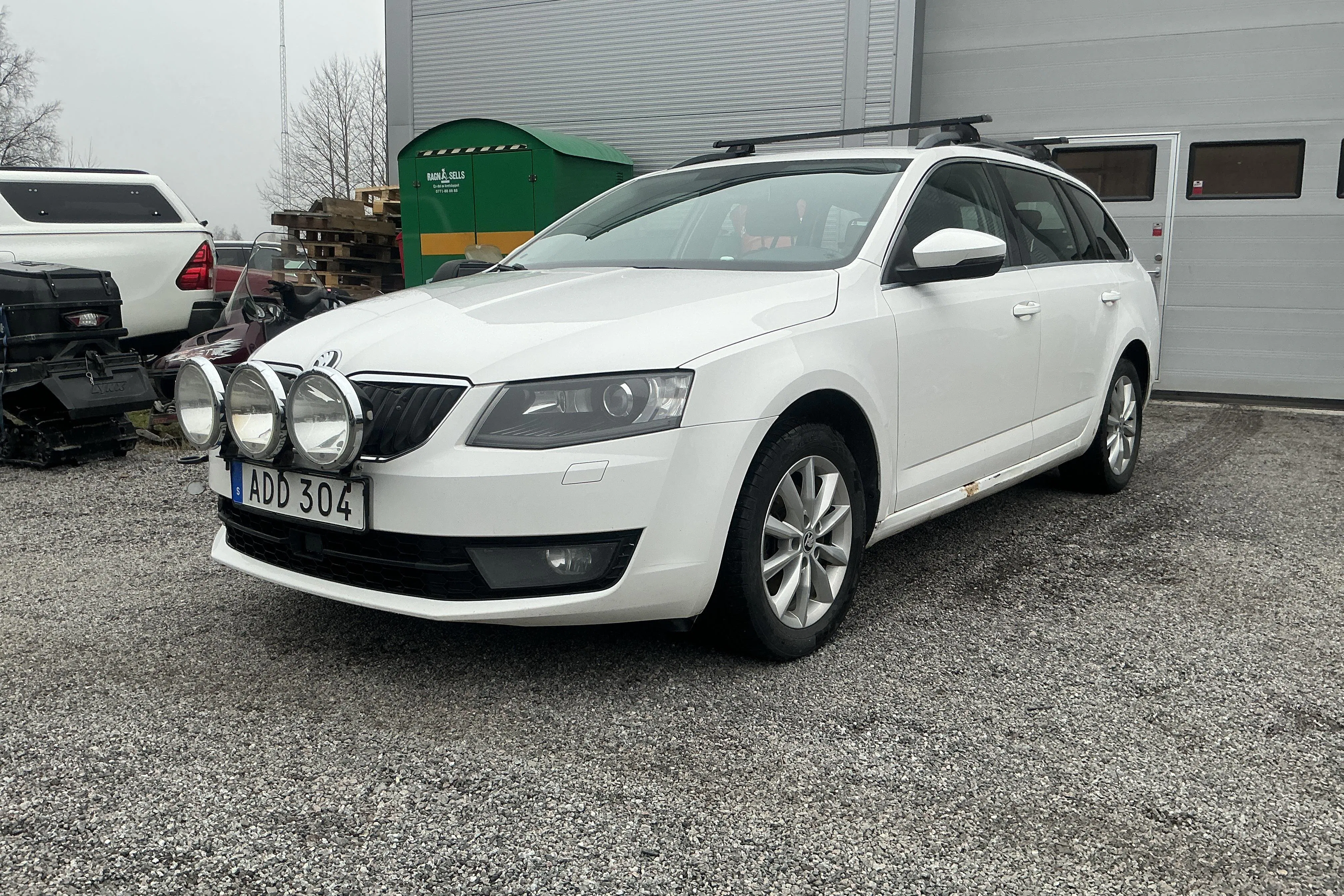 Presentationsfoto 1 av 14: Skoda Octavia III 1.6 TDI Combi 4X4 (110hk) - 19 287 mil - Manuell - vit - 2016