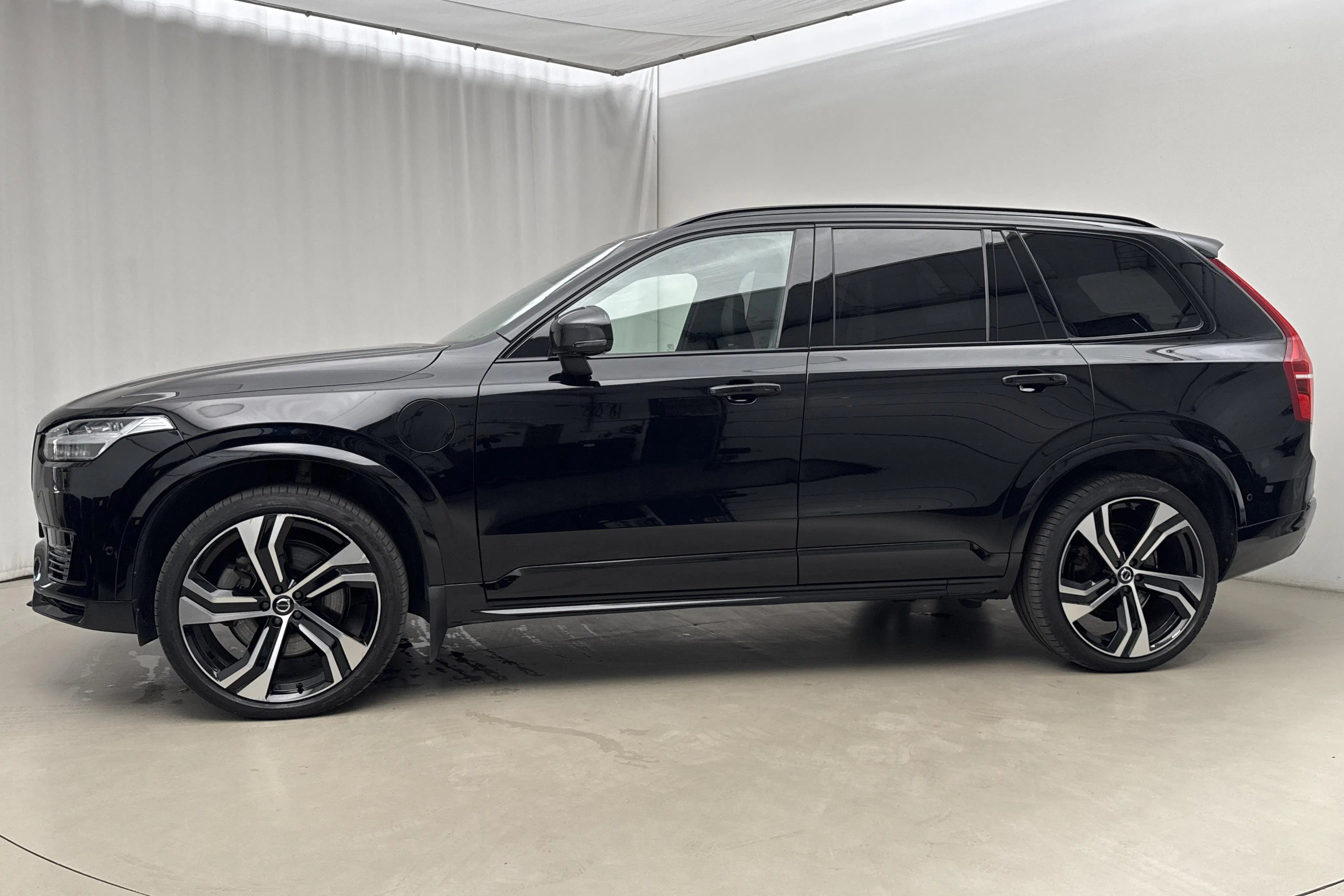 Presentationsfoto 2 av 29: Volvo XC90 T8 AWD Recharge (455hk) - 5 980 mil - Automat - svart - 2024