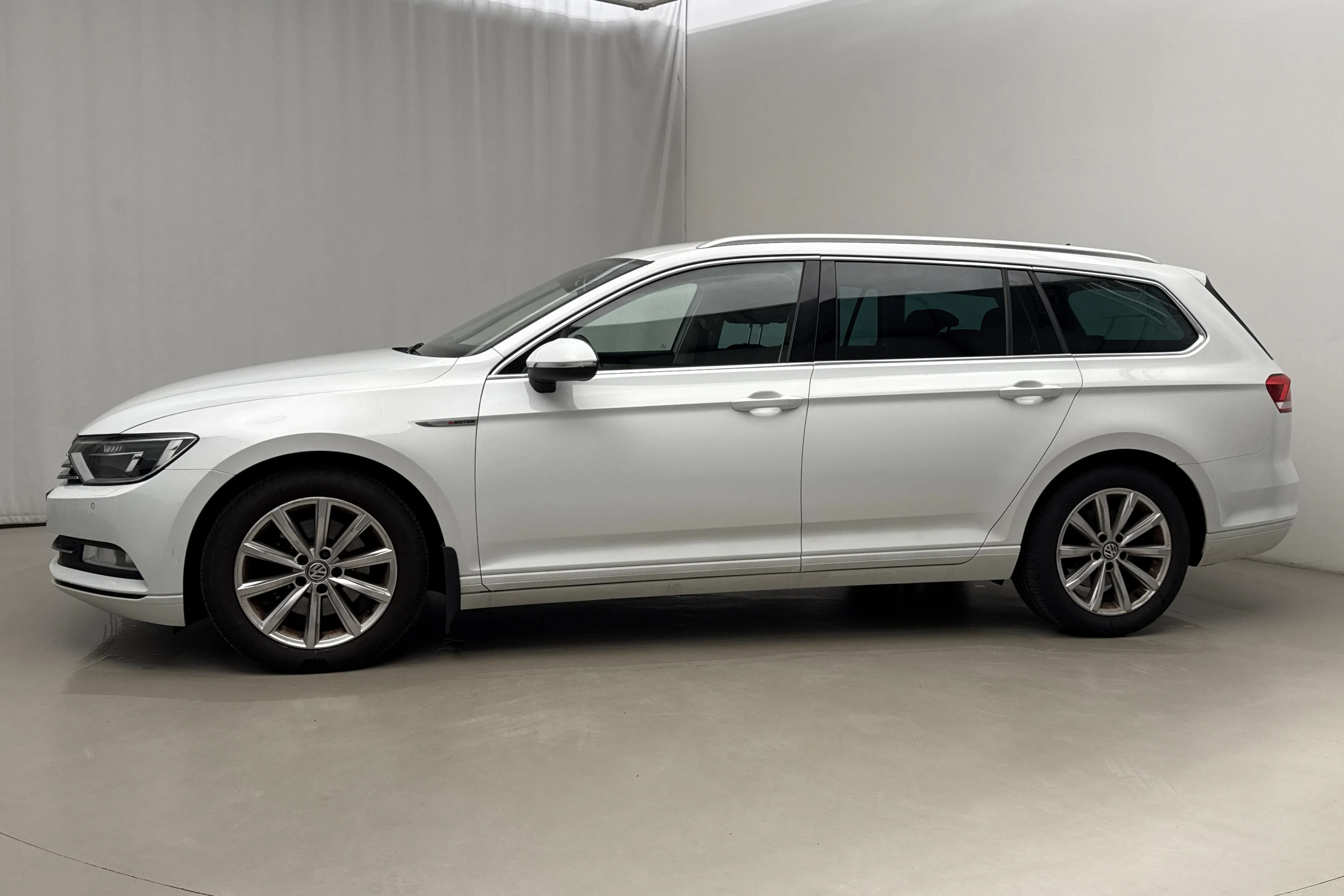 Presentation photo 2 of 19: VW Passat 2.0 TDI Sportscombi 4MOTION (150hk) - 280 030 km - Manual - white - 2016