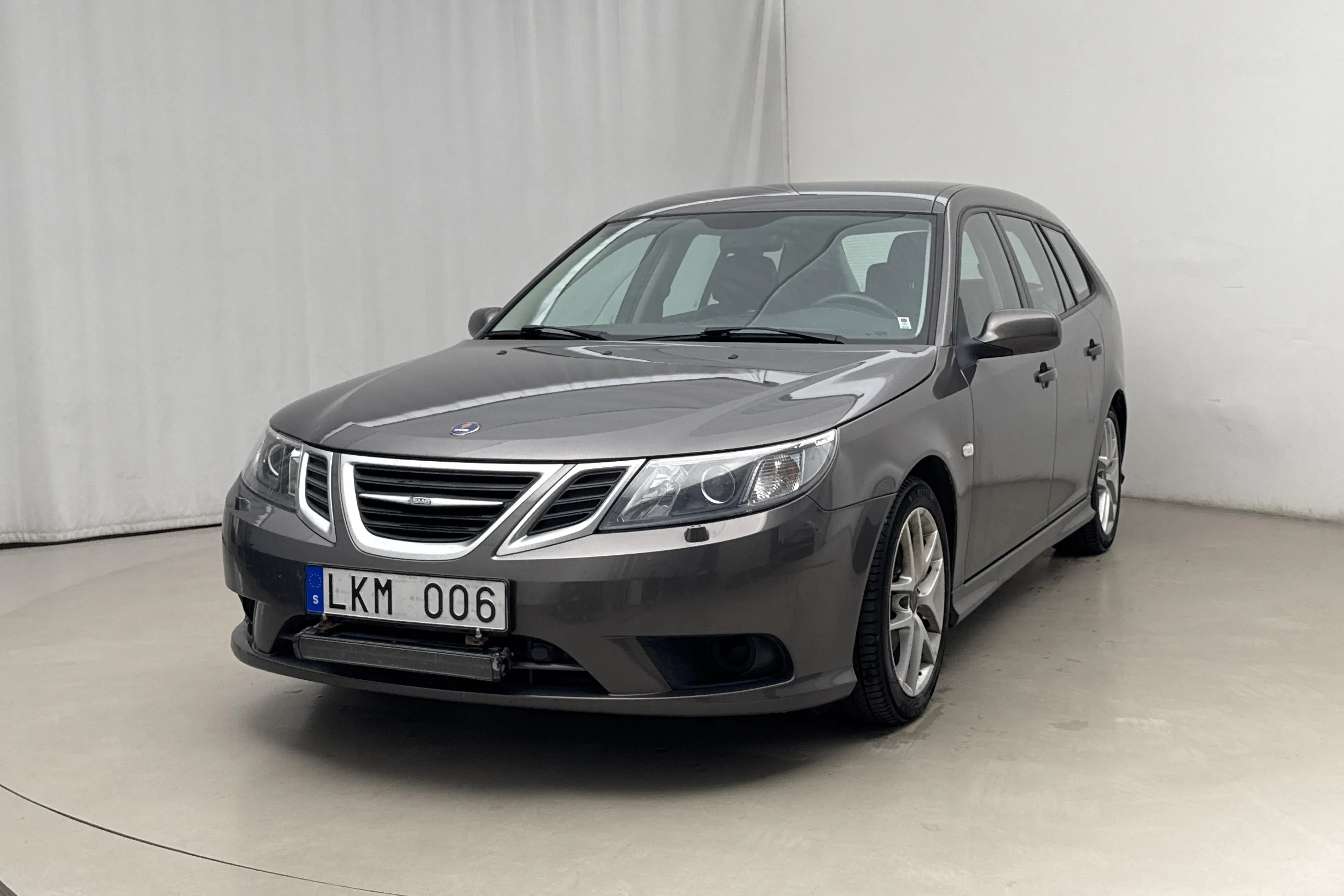 Presentationsfoto 1 av 13: Saab 9-3 2.0t BioPower SportCombi (175hk) - 12 368 mil - Manuell - grå - 2008
