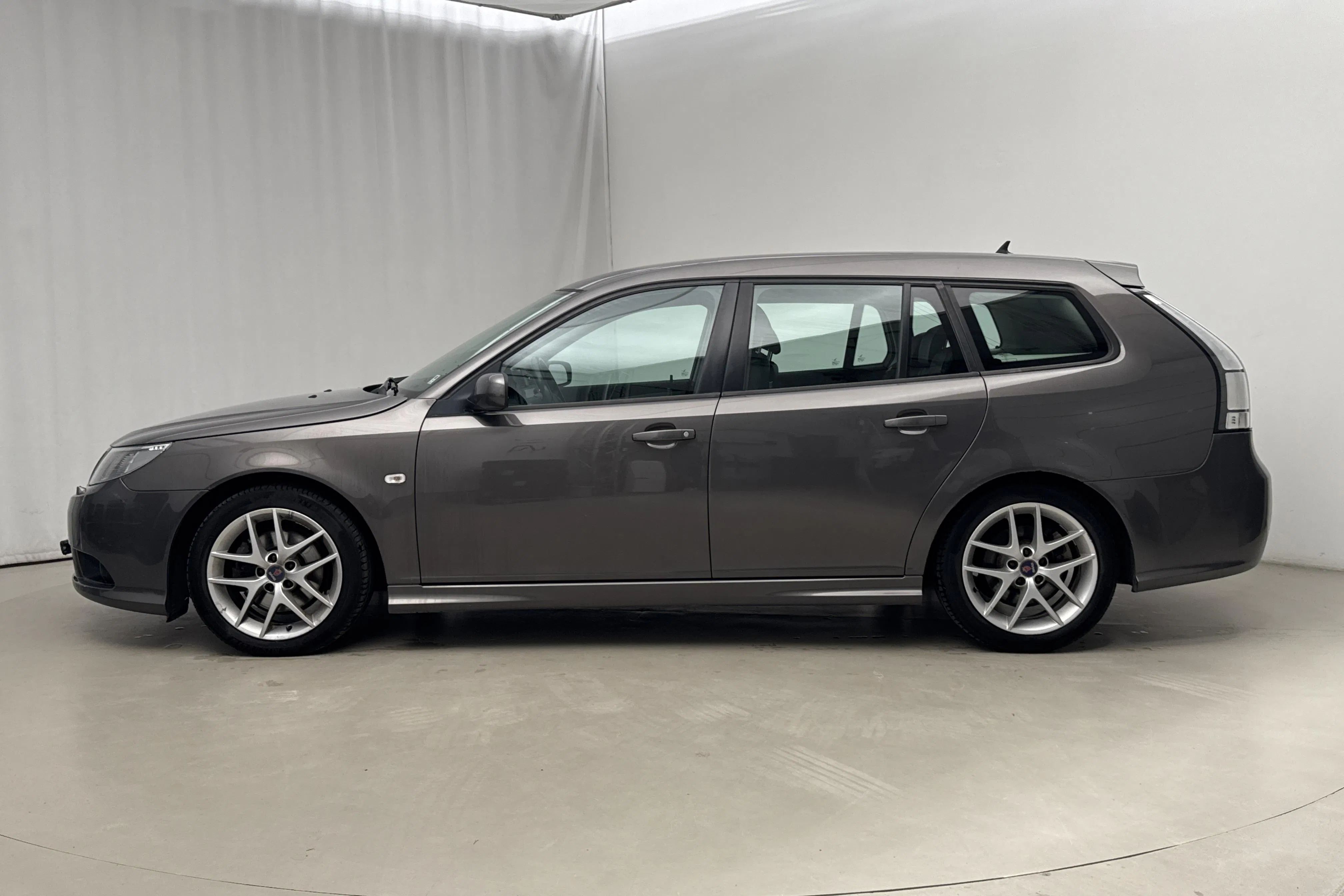 Presentationsfoto 2 av 13: Saab 9-3 2.0t BioPower SportCombi (175hk) - 12 368 mil - Manuell - grå - 2008