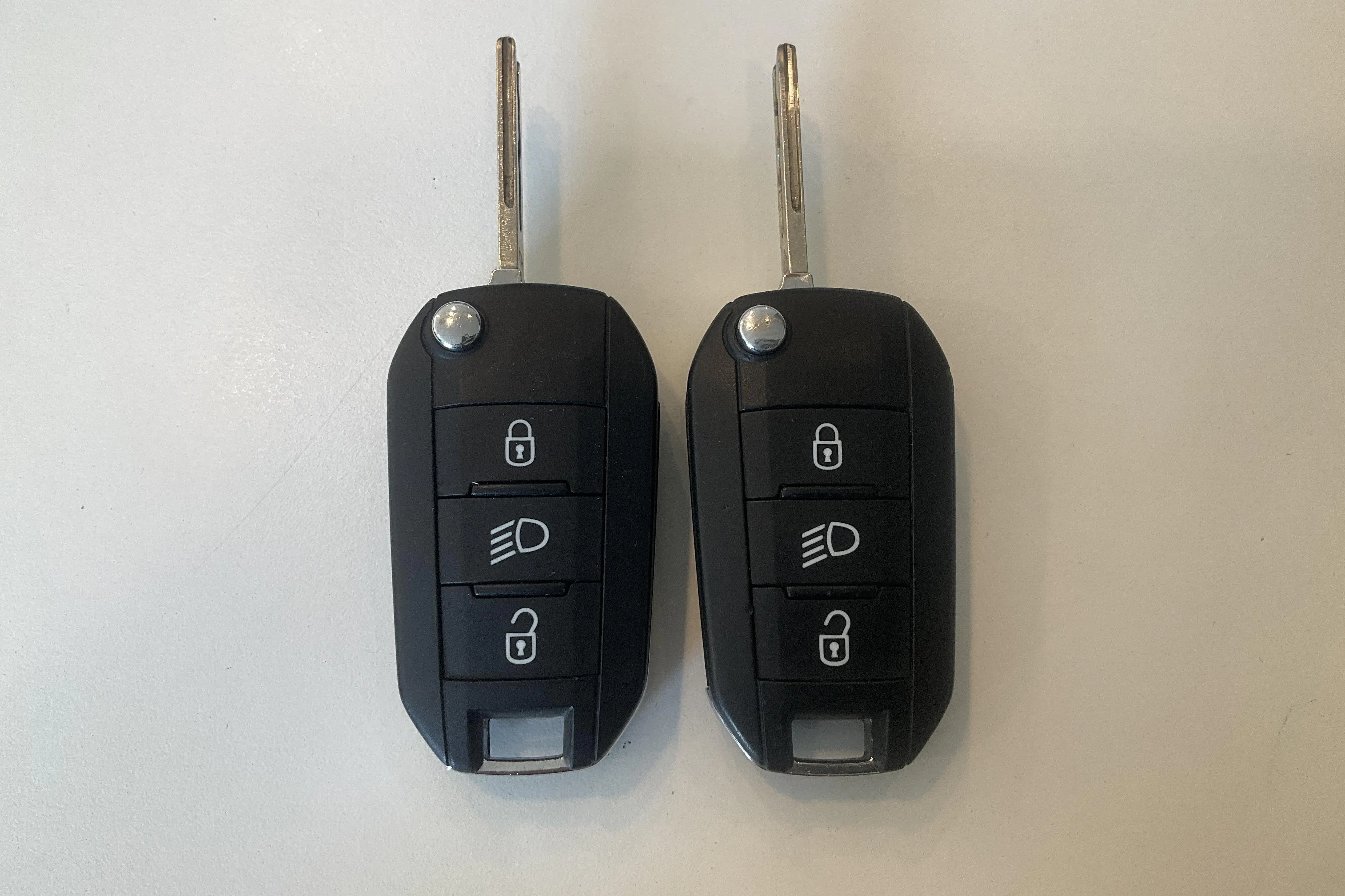 Presentation photo 18 of 18: Peugeot 3008 1.2 PureTech (130hk) - 85 270 km - Automatic - white - 2019