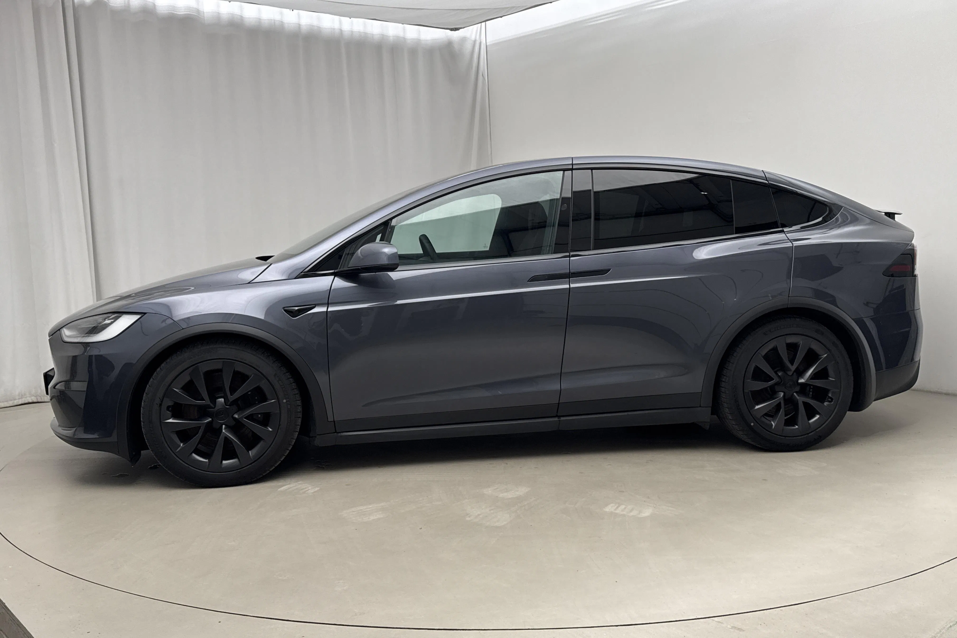 Presentationsfoto 2 av 28: Tesla Model X LR AWD - 9 128 mil - Automat - grå - 2023