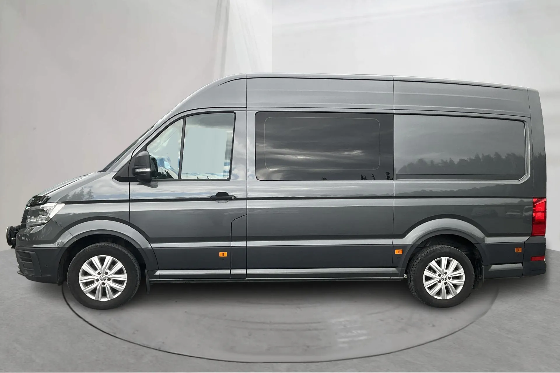 Presentation photo 2 of 16: VW Crafter 35 2.0 TDI Skåp (177hk) - 152 670 km - Automatic - dark grey - 2018