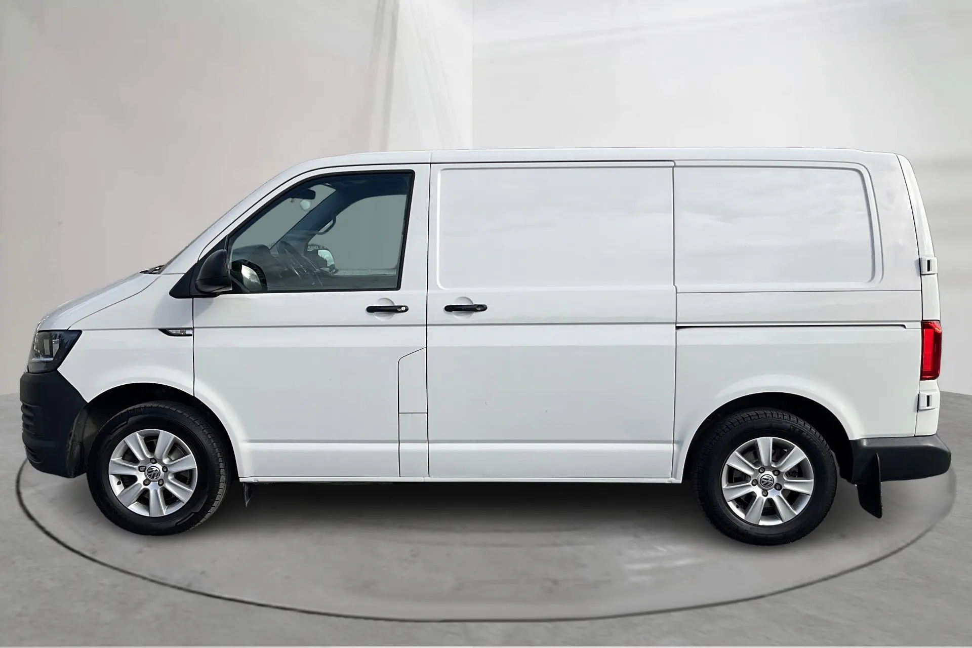 Presentationsfoto 2 av 17: VW Transporter T6 2.0 TDI BMT Skåp (150hk) - 17 651 mil - Automat - vit - 2017