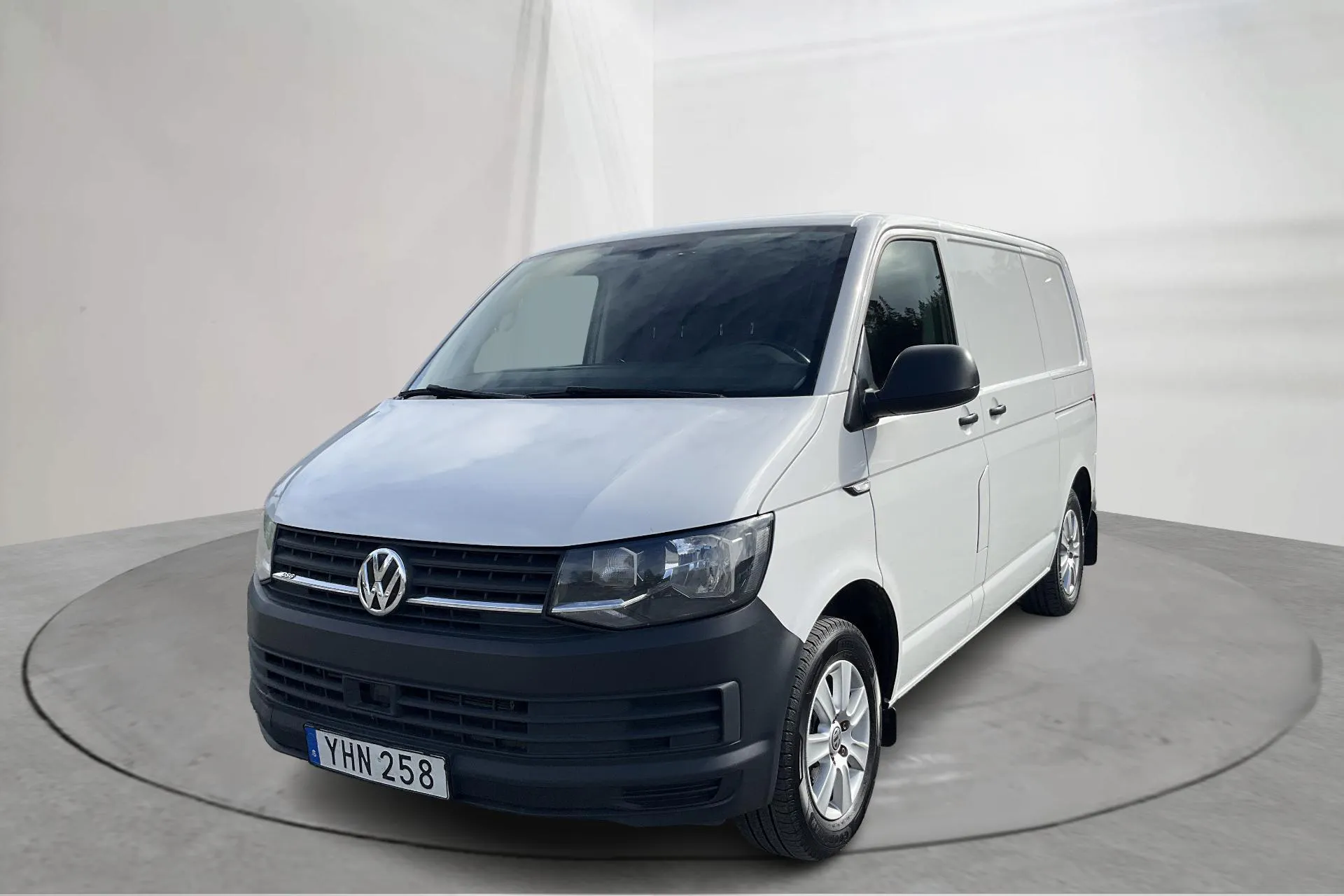 Presentationsfoto 1 av 17: VW Transporter T6 2.0 TDI BMT Skåp (150hk) - 17 651 mil - Automat - vit - 2017