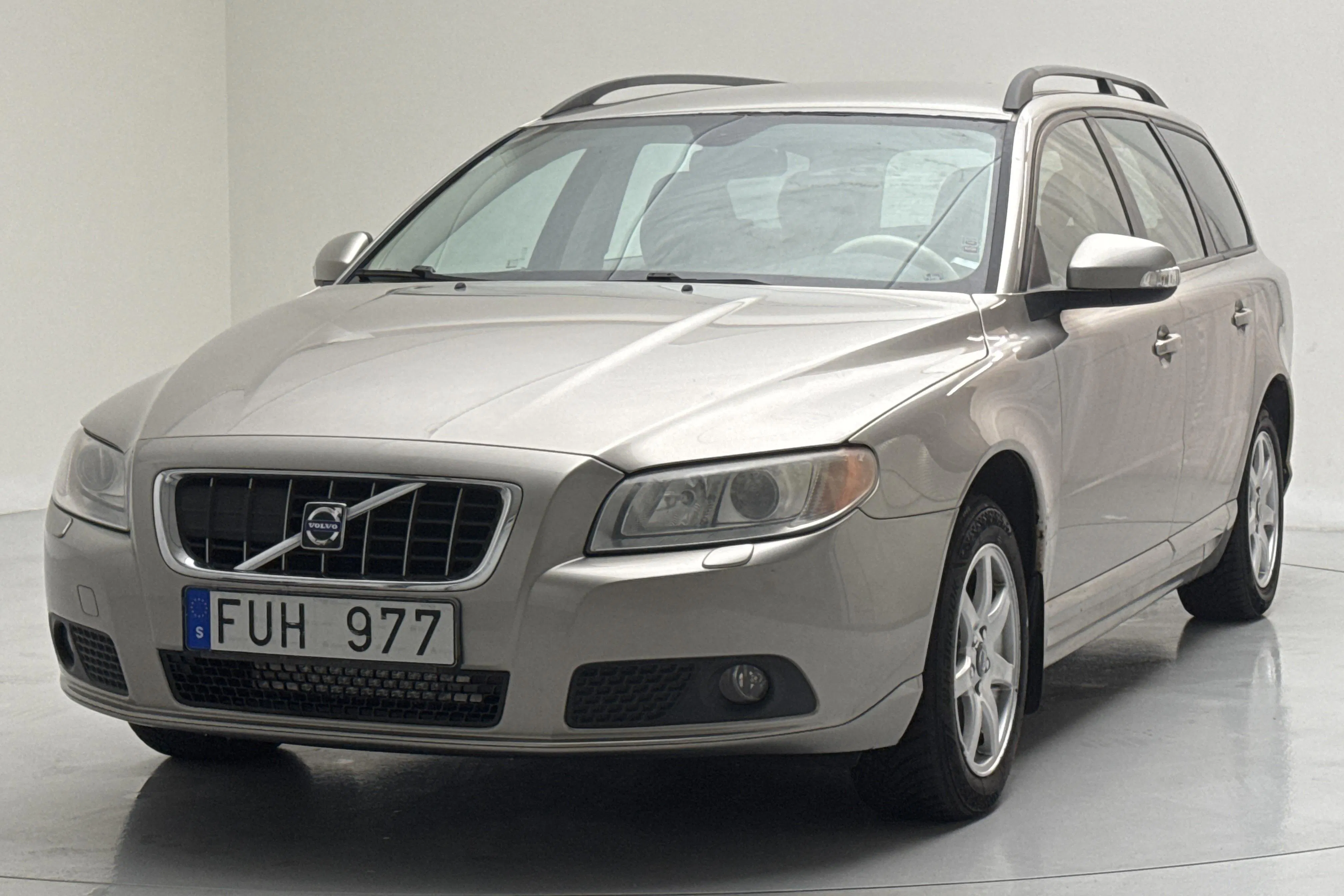 Presentationsfoto 1 av 12: Volvo V70 II 3.2 (238hk) - 22 766 mil - Automat - Ljusbrun - 2008