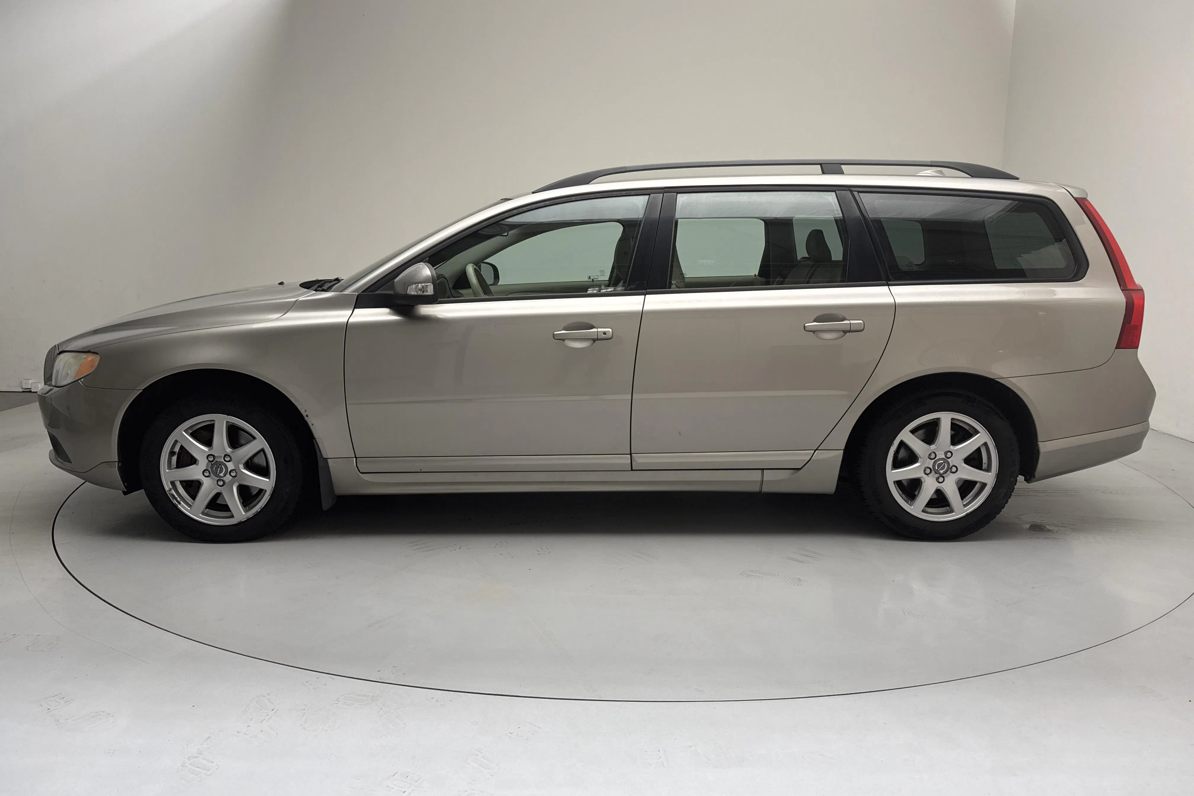 Presentationsfoto 2 av 12: Volvo V70 II 3.2 (238hk) - 22 766 mil - Automat - Ljusbrun - 2008