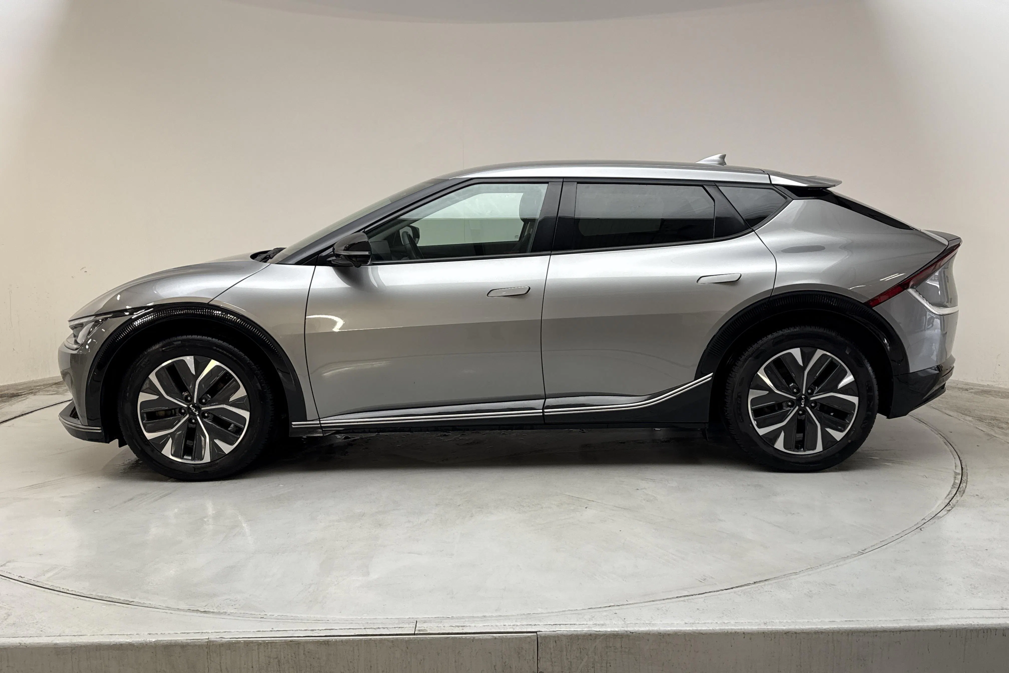 Presentationsfoto 2 av 15: KIA EV6 AWD (325hk) - 9 133 mil - Automat - grå - 2023