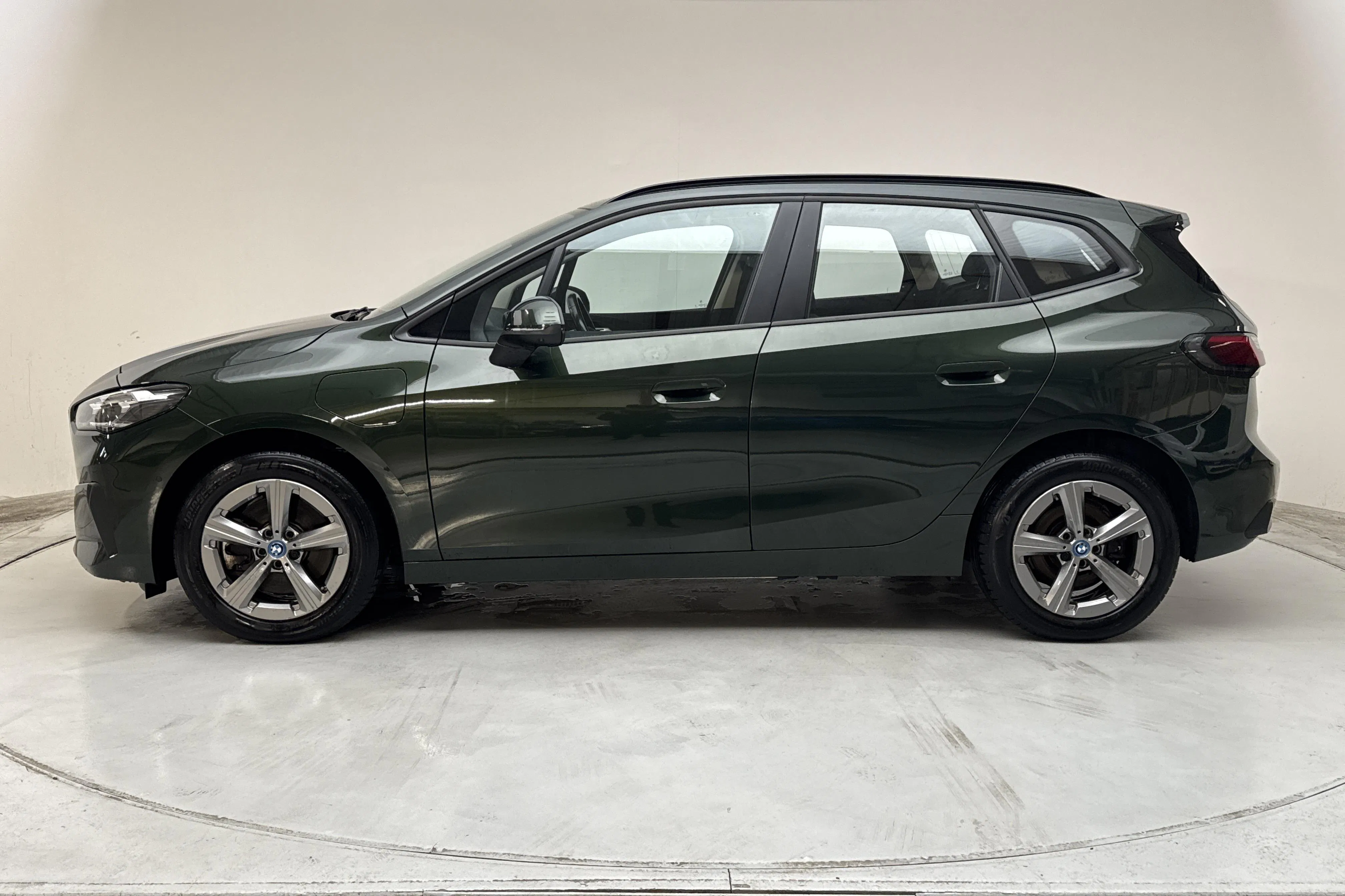 Presentationsfoto 2 av 16: BMW 230xe Active Tourer 16,3kWh, U06 (326hk) - 6 510 mil - Automat - grön - 2024