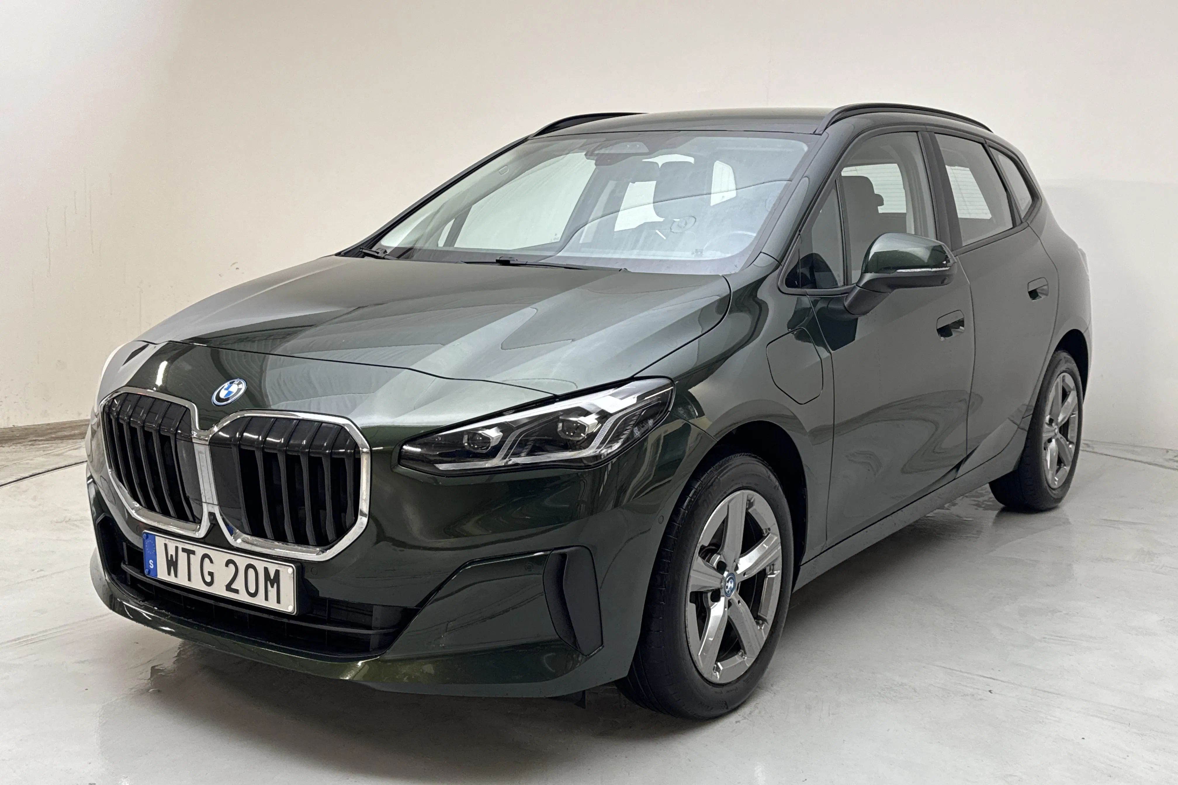 Presentationsfoto 1 av 16: BMW 230xe Active Tourer 16,3kWh, U06 (326hk) - 6 510 mil - Automat - grön - 2024