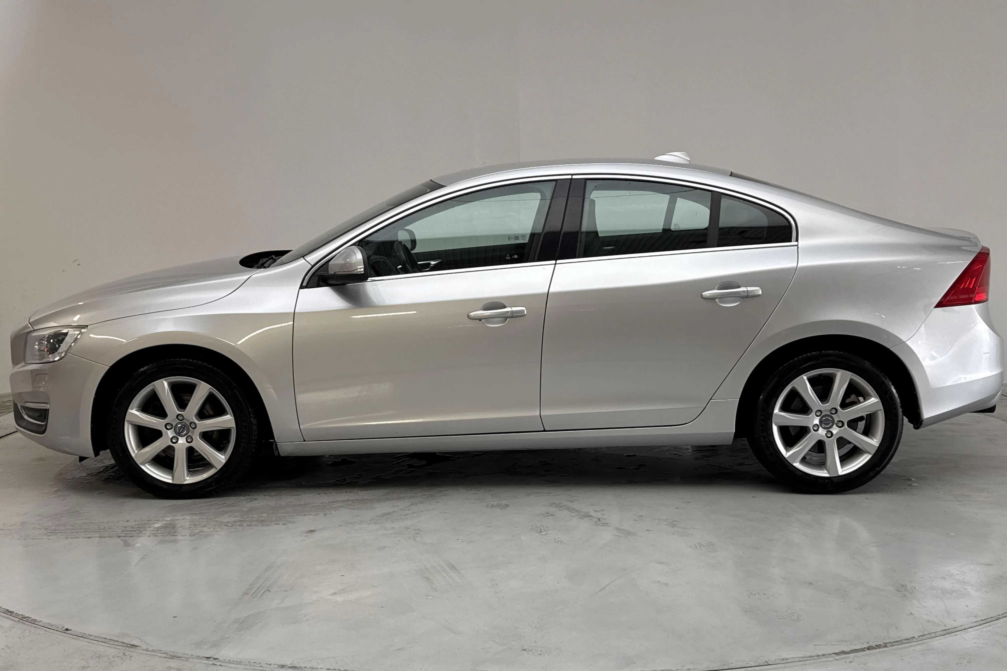 Presentation photo 2 of 15: Volvo S60 T3 (152hk) - 276 000 km - Manual - silver - 2017