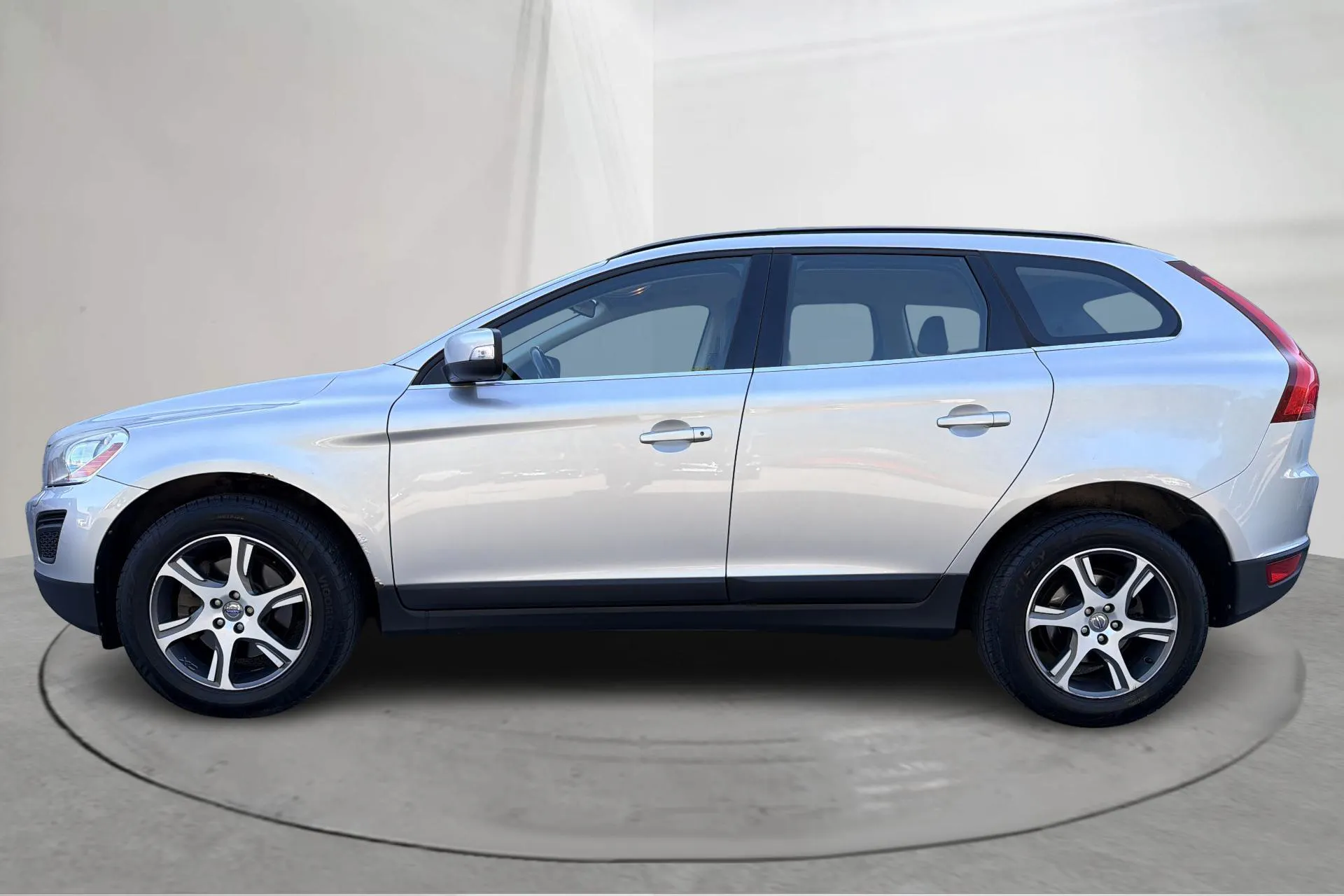 Presentationsfoto 2 av 16: Volvo XC60 D4 AWD (163hk) - 18 251 mil - Automat - Ljusgrå - 2013