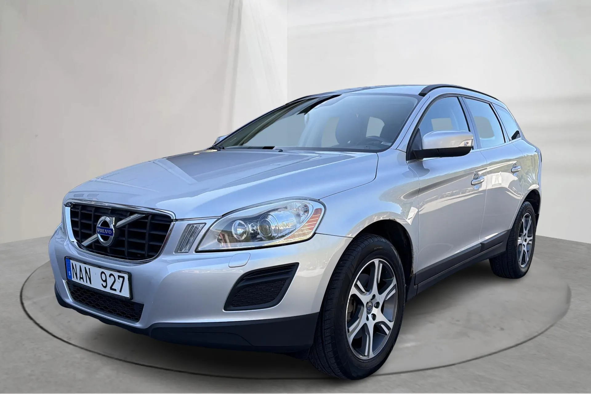 Presentationsfoto 1 av 16: Volvo XC60 D4 AWD (163hk) - 18 251 mil - Automat - Ljusgrå - 2013