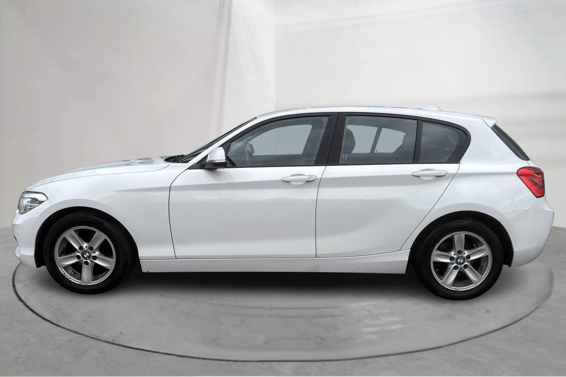 Presentationsfoto 2 av 14: BMW 116d 5dr, F20 (116hk) - 12 682 mil - Manuell - vit - 2016