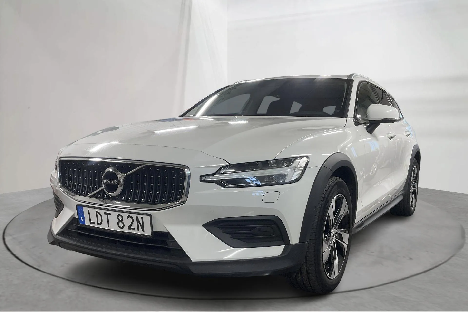 Presentation photo 1 of 21: Volvo V60 B4 Cross Country AWD Mildhybrid, Diesel (197hk) - 140 620 km - Automatic - white - 2022