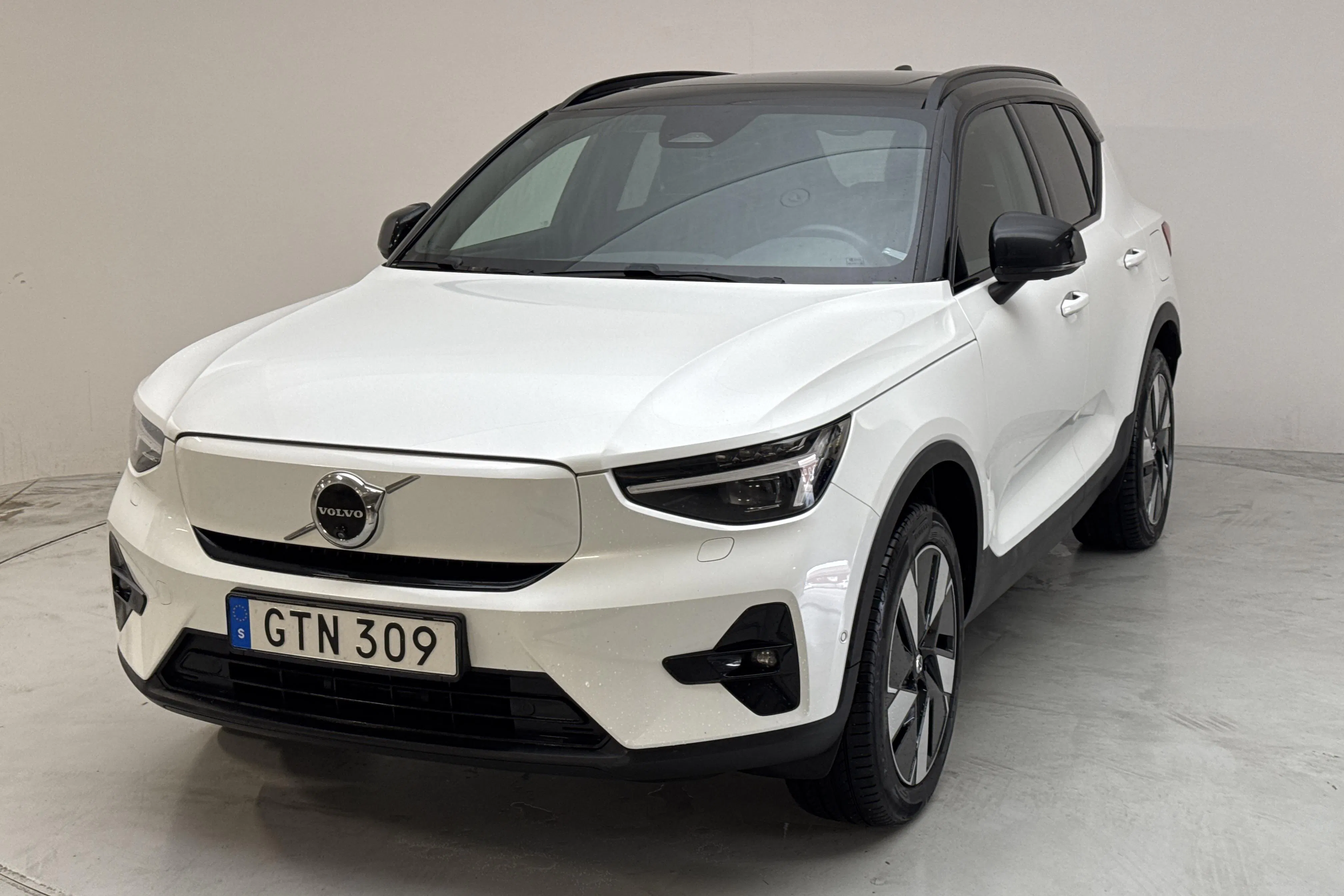 Presentationsfoto 1 av 19: Volvo XC40 Recharge Extended Range (252hk) - 11 186 mil - Automat - vit - 2024