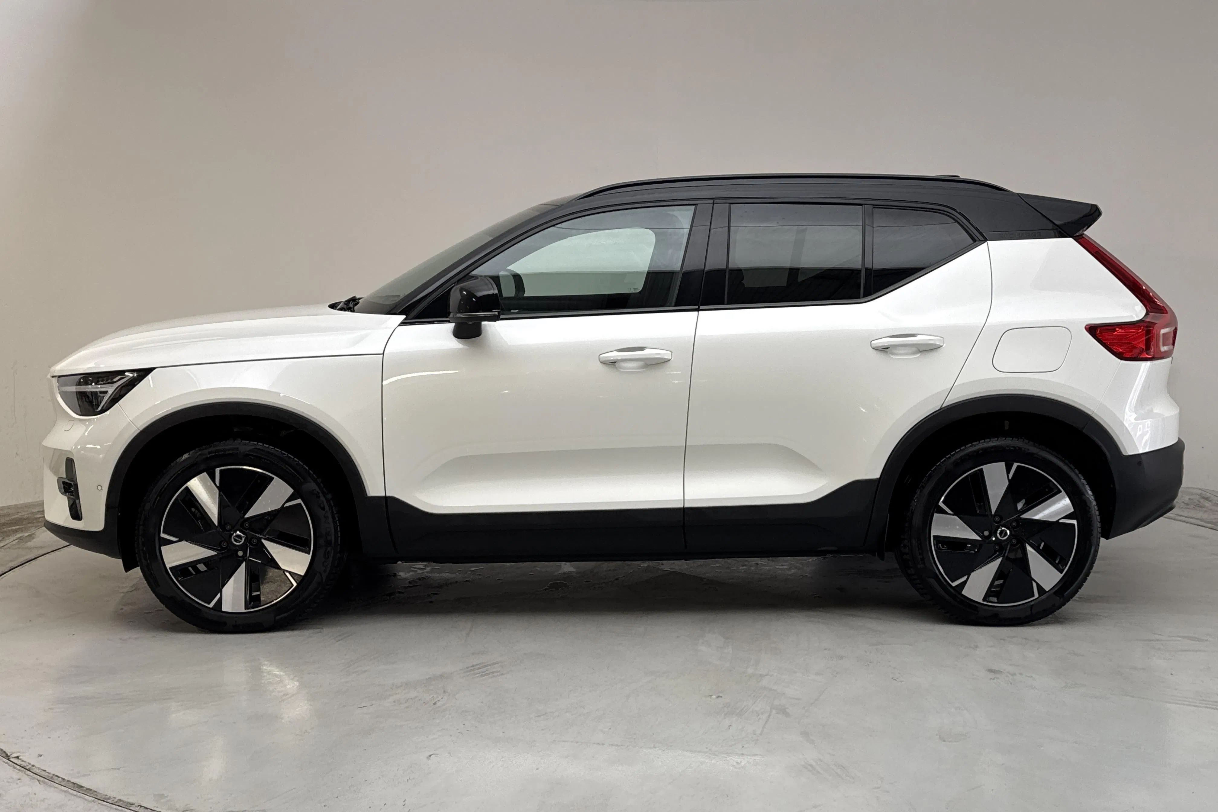 Presentationsfoto 2 av 19: Volvo XC40 Recharge Extended Range (252hk) - 11 186 mil - Automat - vit - 2024