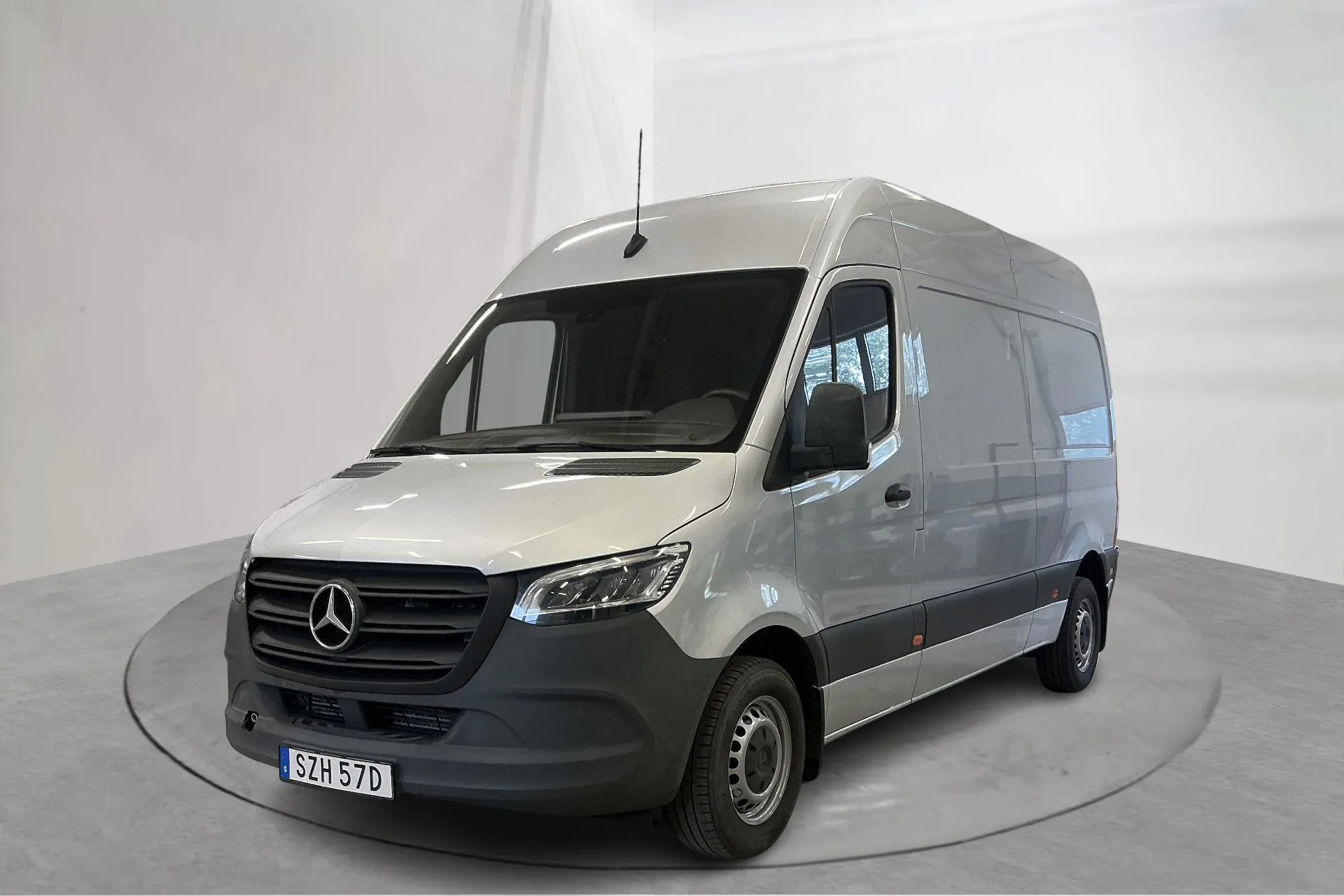 Presentationsfoto 1 av 18: Mercedes Sprinter 314 CDI Skåp 2WD (143hk) - 14 528 mil - Automat - silver - 2022