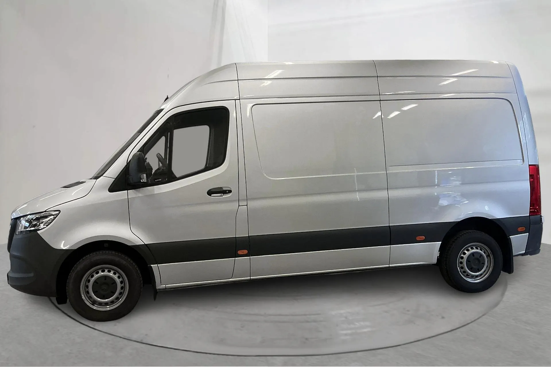 Presentationsfoto 2 av 18: Mercedes Sprinter 314 CDI Skåp 2WD (143hk) - 14 528 mil - Automat - silver - 2022