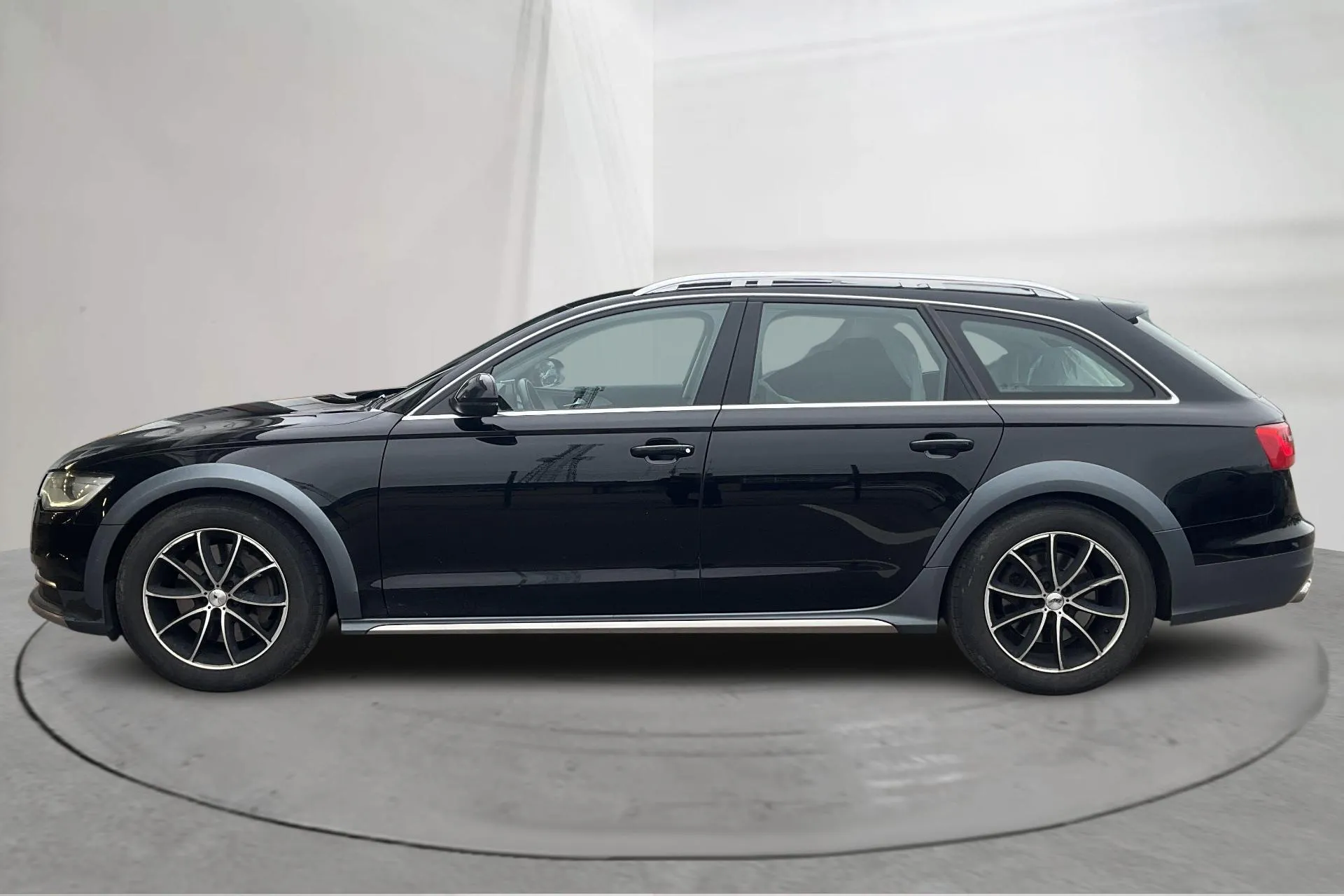 Presentationsfoto 2 av 15: Audi A6 Allroad 3.0 TDI quattro (313hk) - 28 761 mil - Automat - svart - 2013