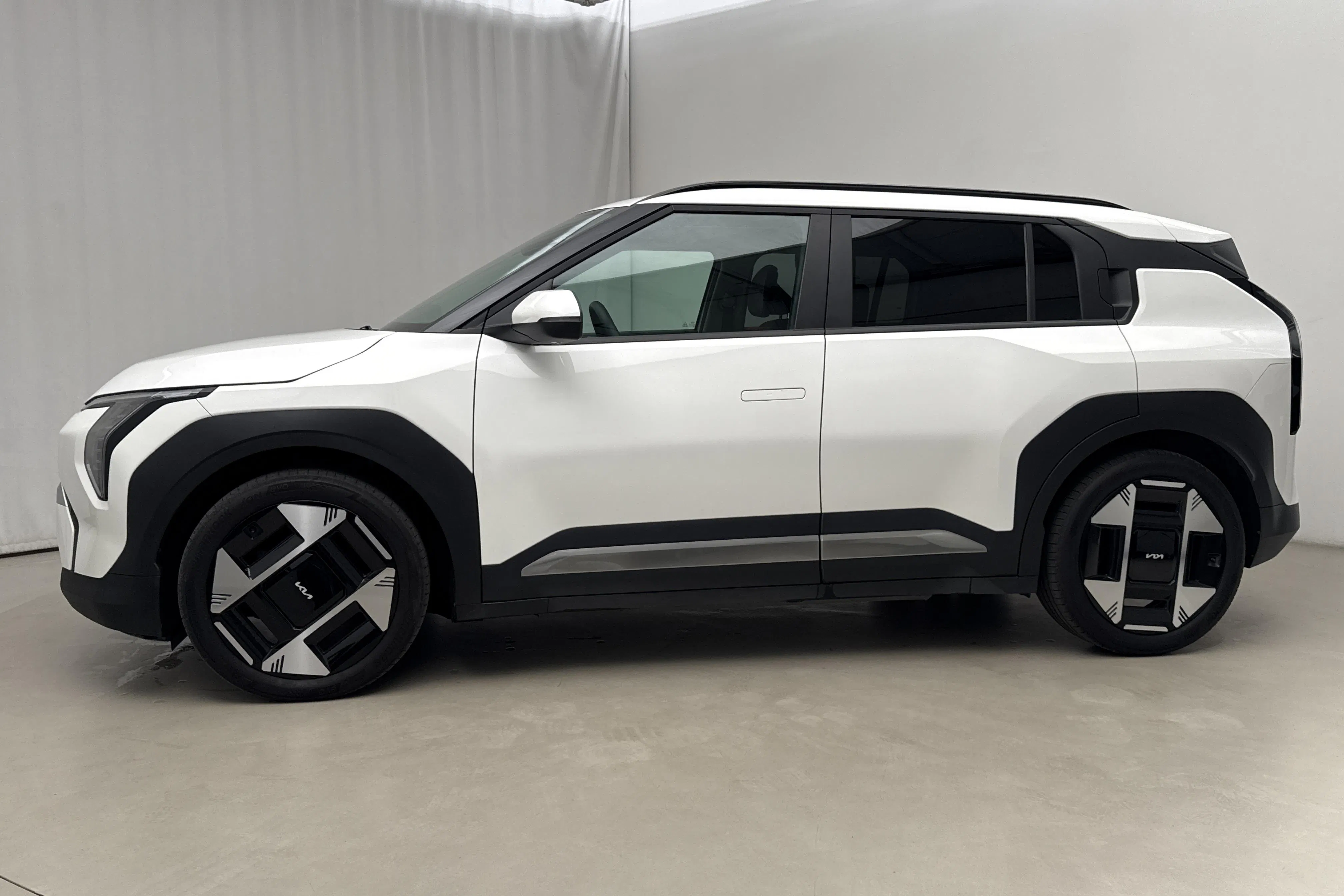 Presentation photo 2 of 23: KIA EV3 Long Range 81kWh (204hk) - 67 200 km - Automatic - white - 2025