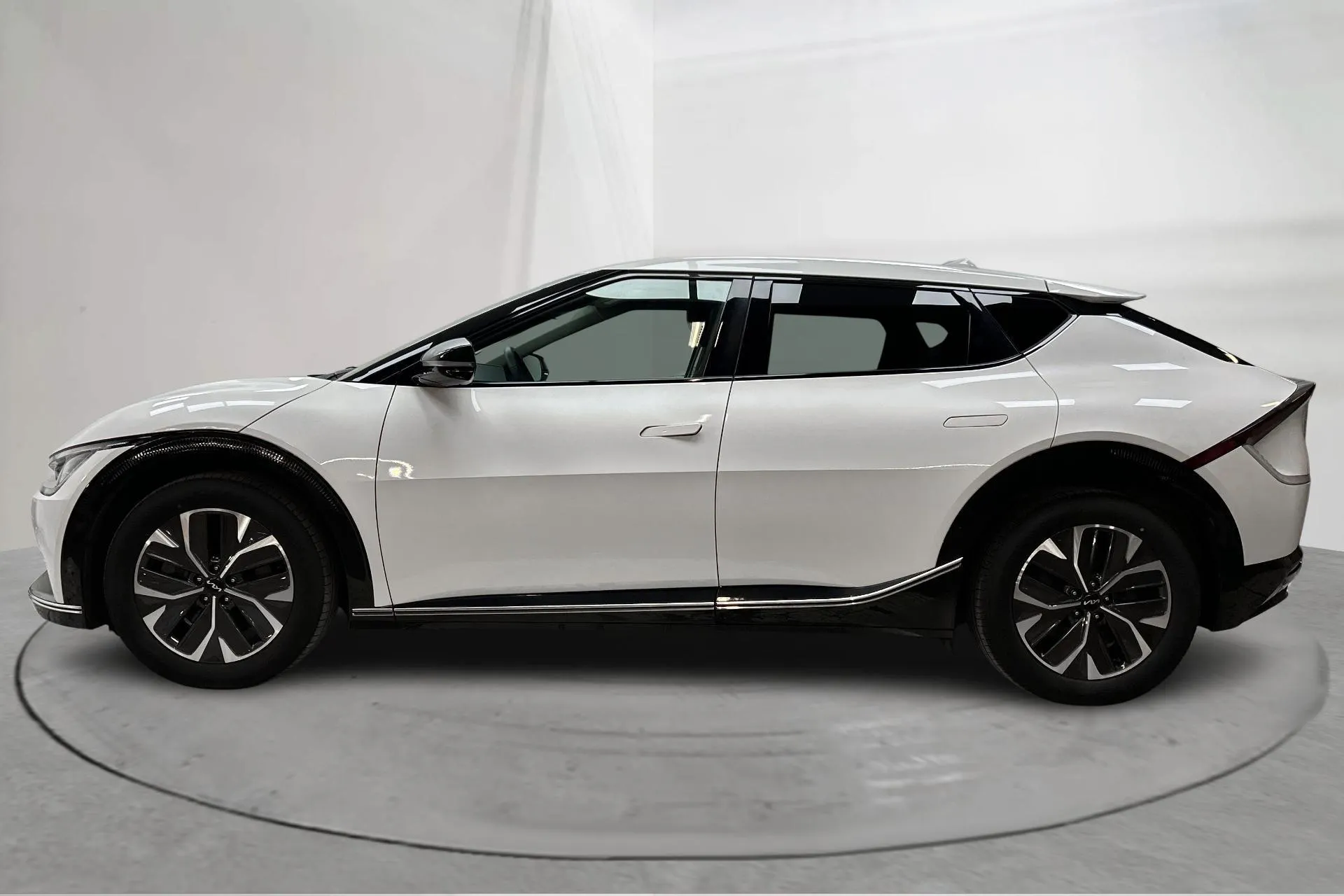 Presentation photo 2 of 17: KIA EV6 AWD (325hk) - 33 810 km - Automatic - white - 2024