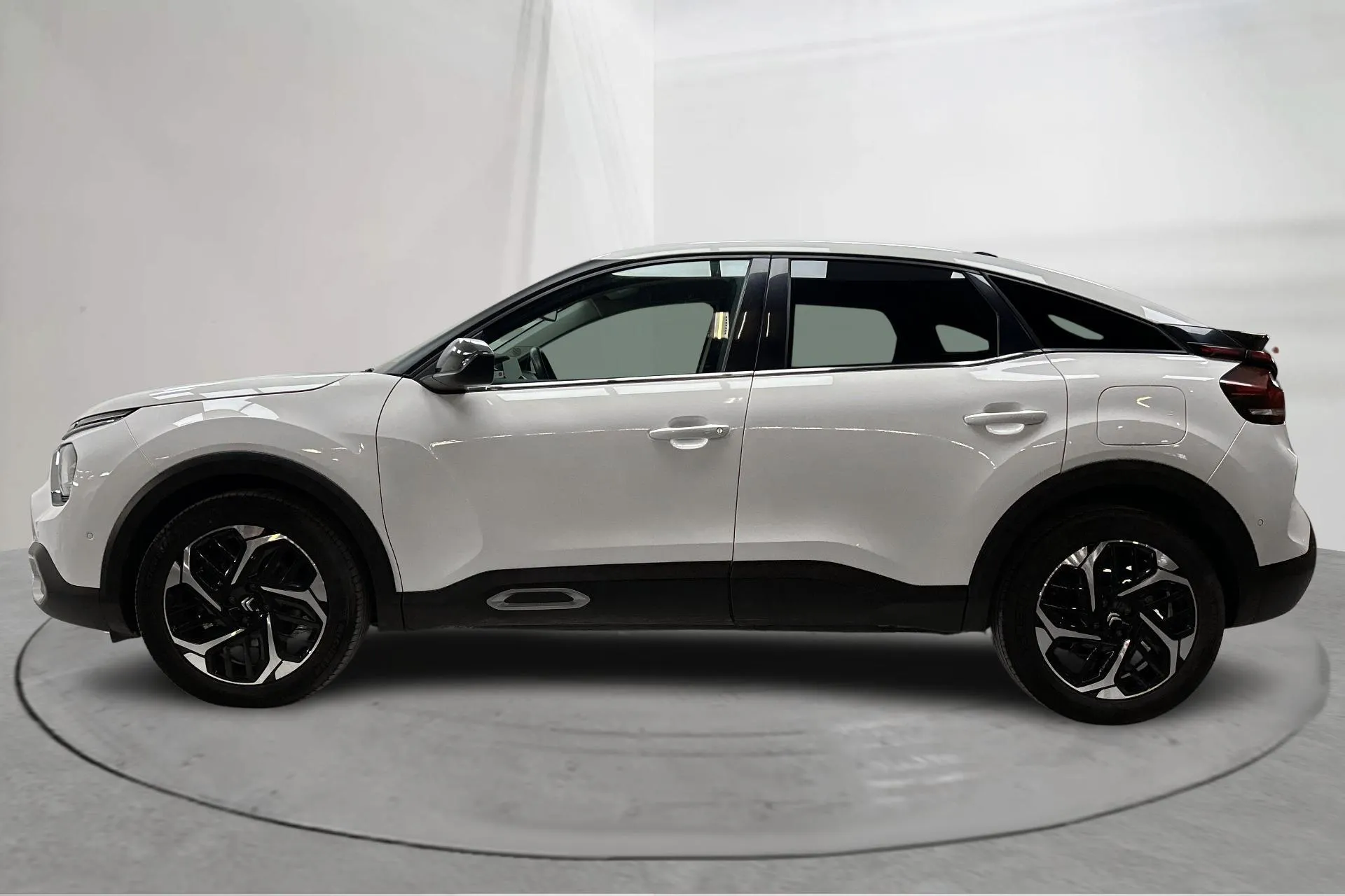 Presentationsfoto 2 av 14: Citroën C4 1.2 PureTech (130hk) - 4 476 mil - Automat - vit - 2023
