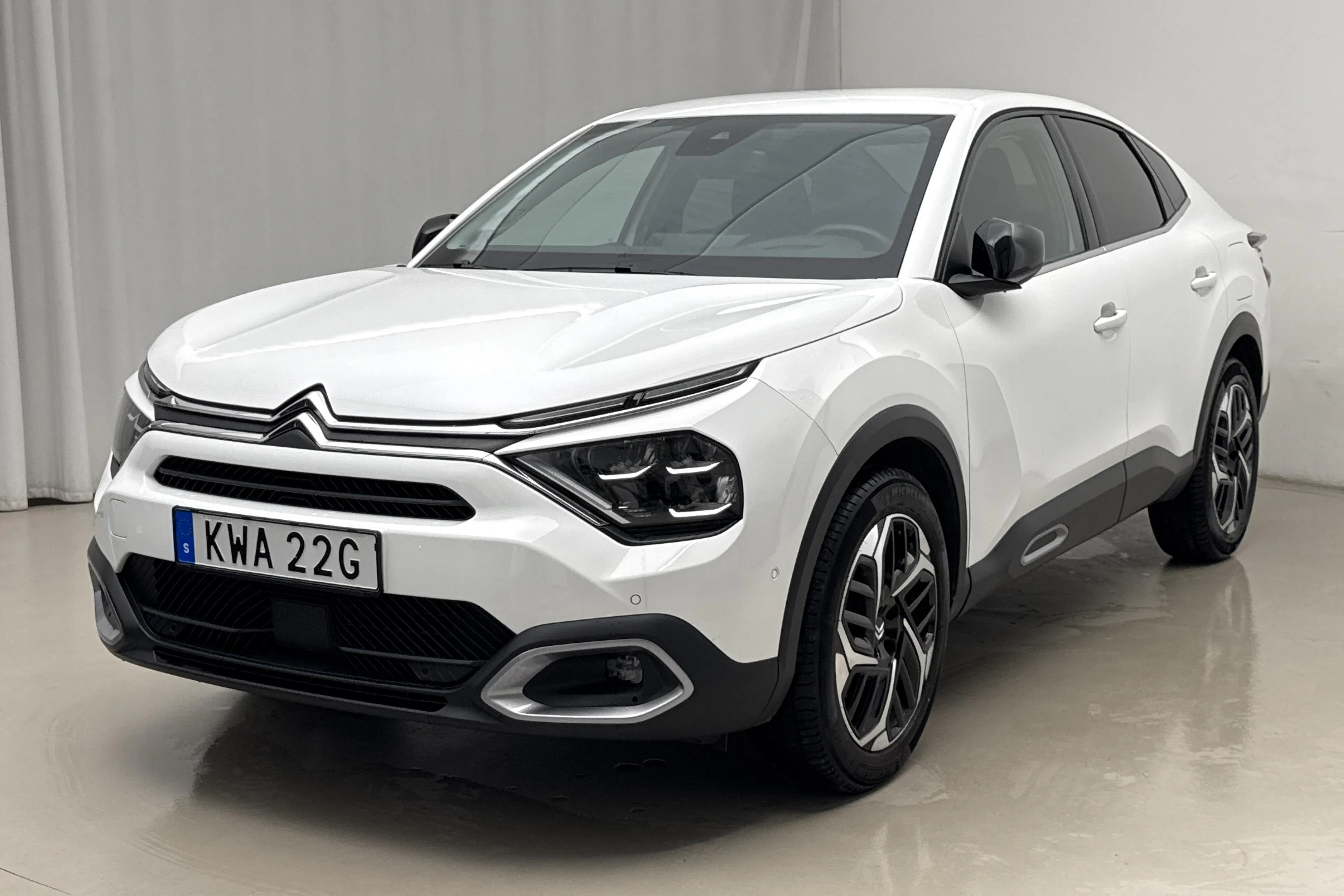 Presentationsfoto 1 av 19: Citroën C4 X 1.2 PureTech (130hk) - 2 195 mil - Automat - vit - 2023