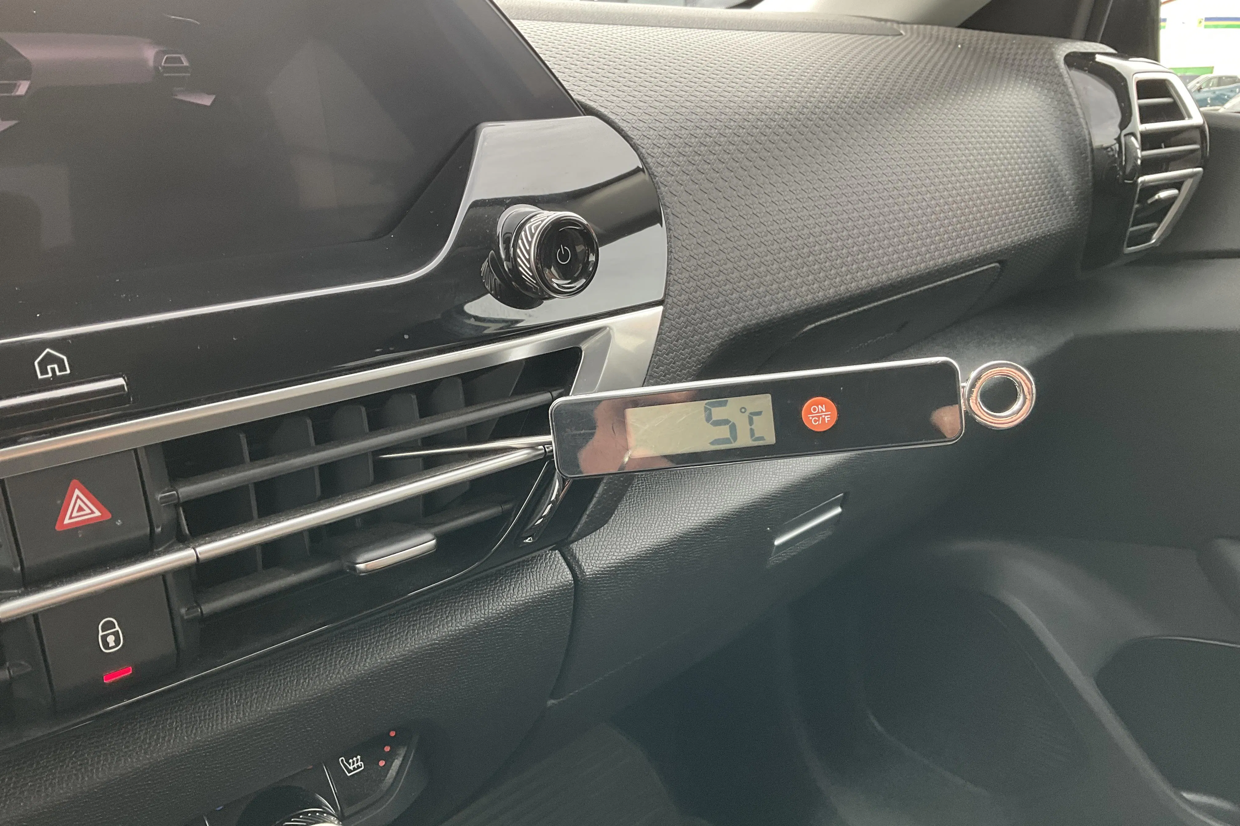 Presentationsfoto 19 av 19: Citroën C4 X 1.2 PureTech (130hk) - 2 195 mil - Automat - vit - 2023