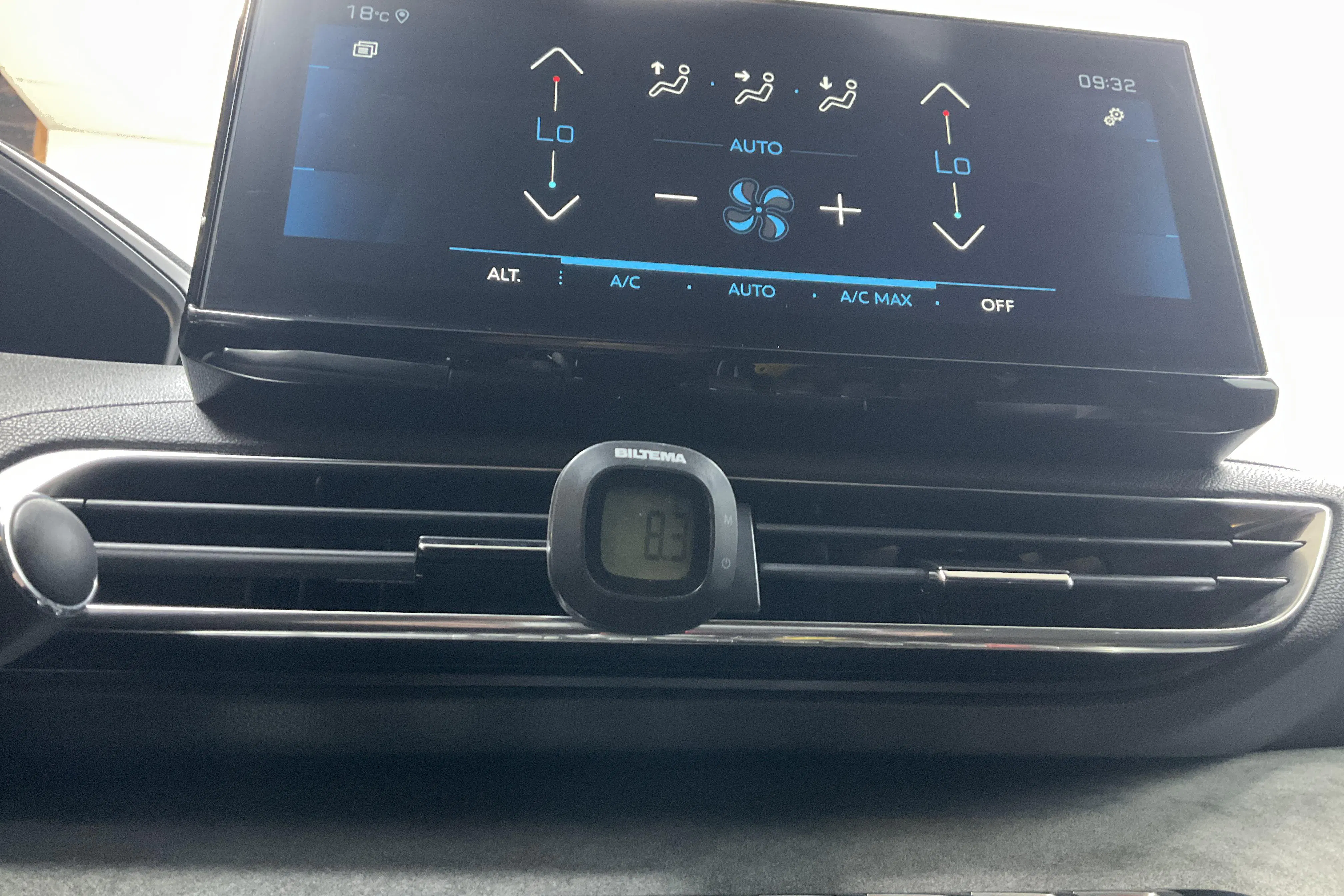 Presentation photo 14 of 14: Peugeot 3008 1.2 PureTech (130hk) - 29 480 km - Automatic - black - 2023