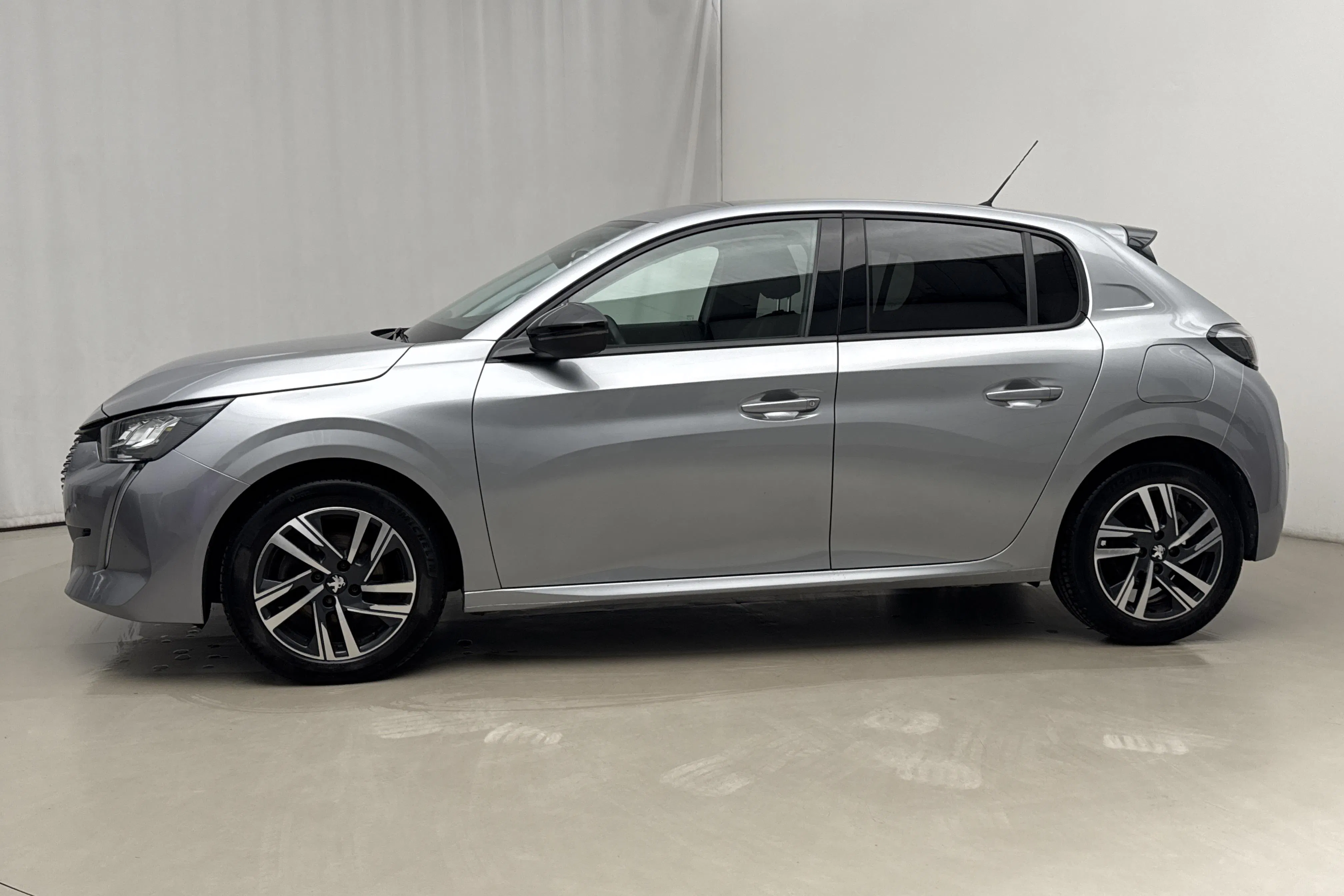 Presentation photo 2 of 15: Peugeot 208 1.2 PureTech 5dr (100hk) - 42 140 km - Manual - gray - 2023