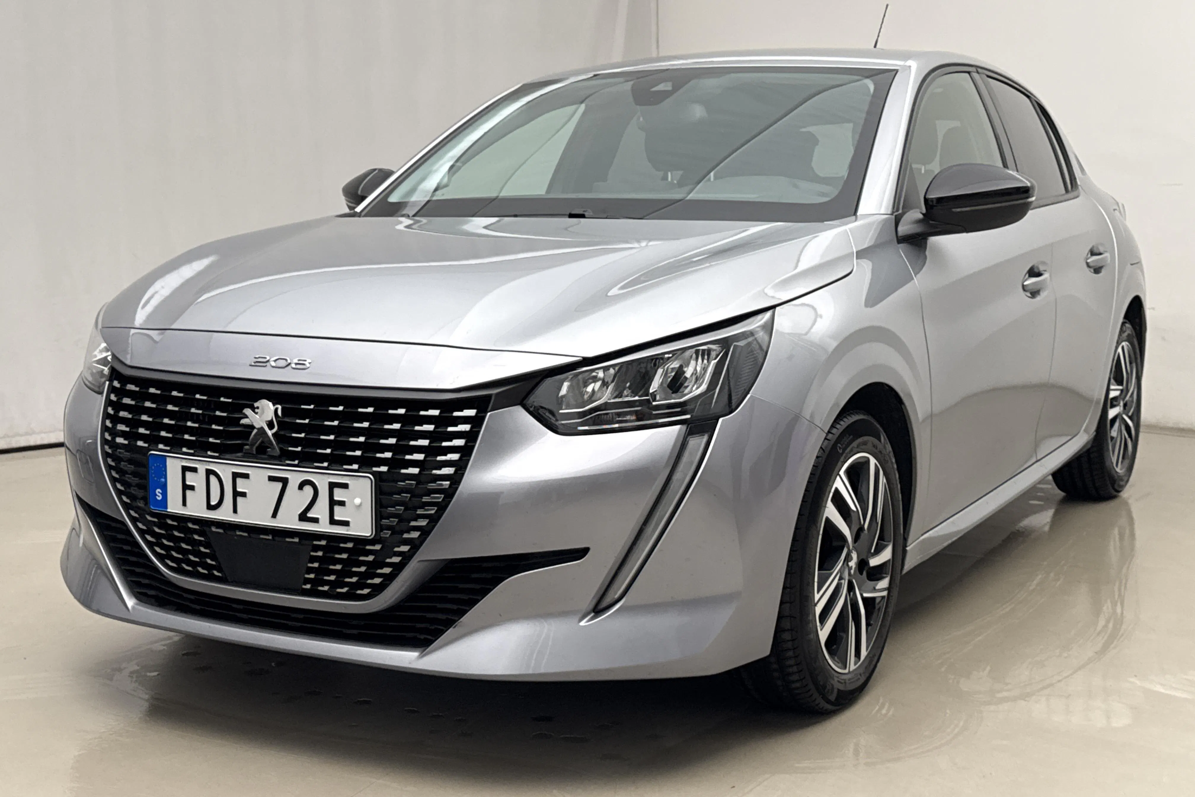 Presentation photo 1 of 15: Peugeot 208 1.2 PureTech 5dr (100hk) - 42 140 km - Manual - gray - 2023