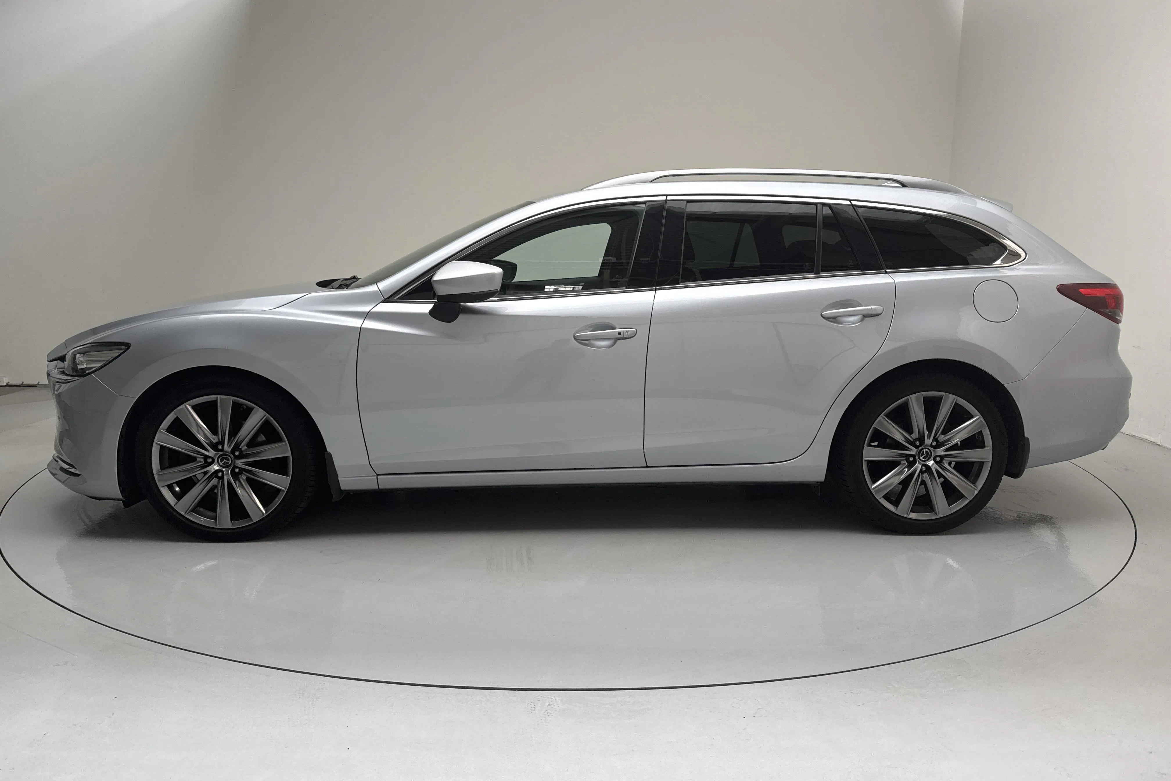 Presentationsfoto 2 av 18: Mazda 6 2.2 DE Kombi AWD (184hk) - 13 817 mil - Automat - grå - 2019